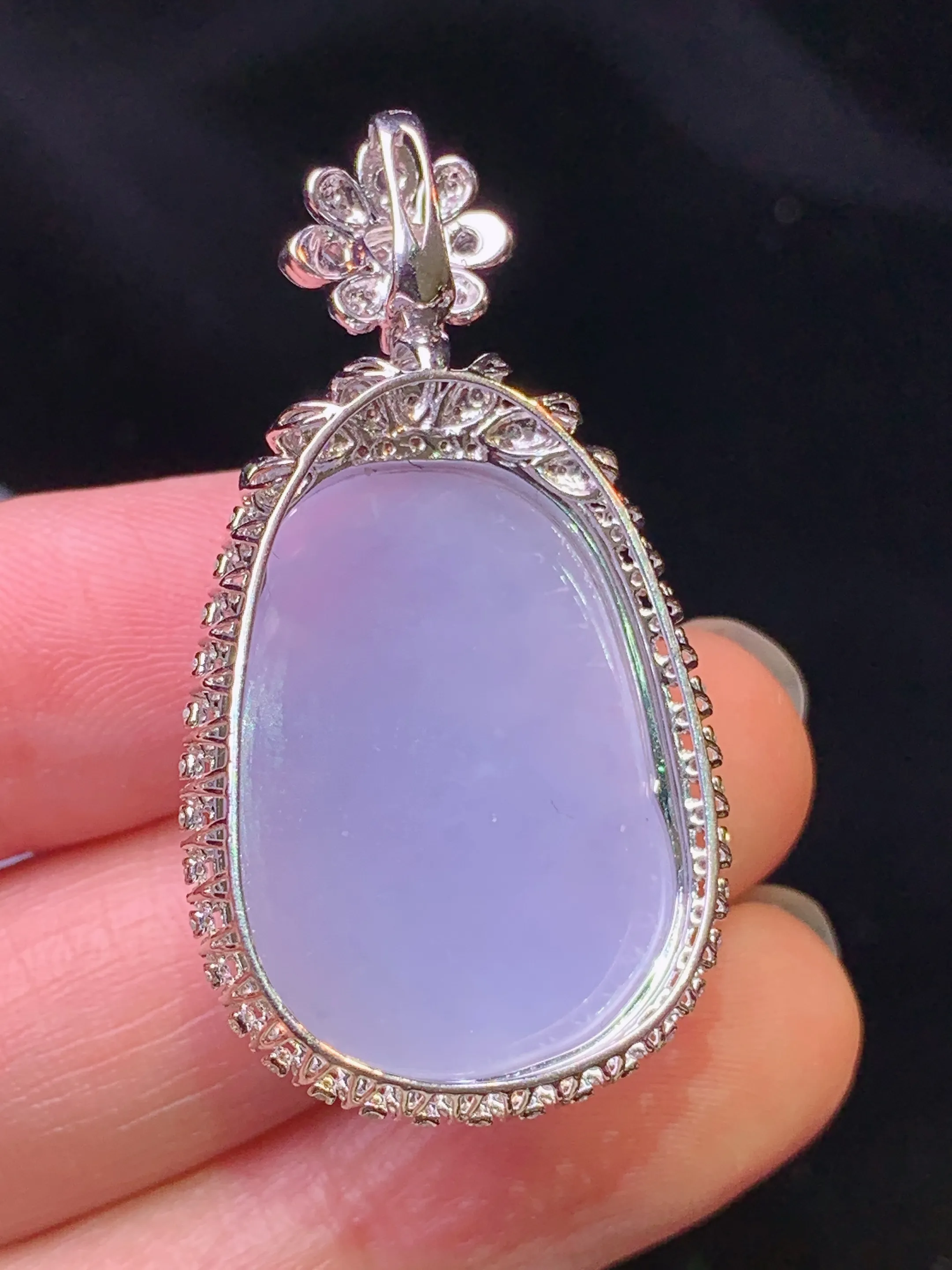 18k金钻镶嵌紫罗兰如意吊坠 玉质细腻 色泽艳丽清新 整体尺寸40.8*21.7*10.5