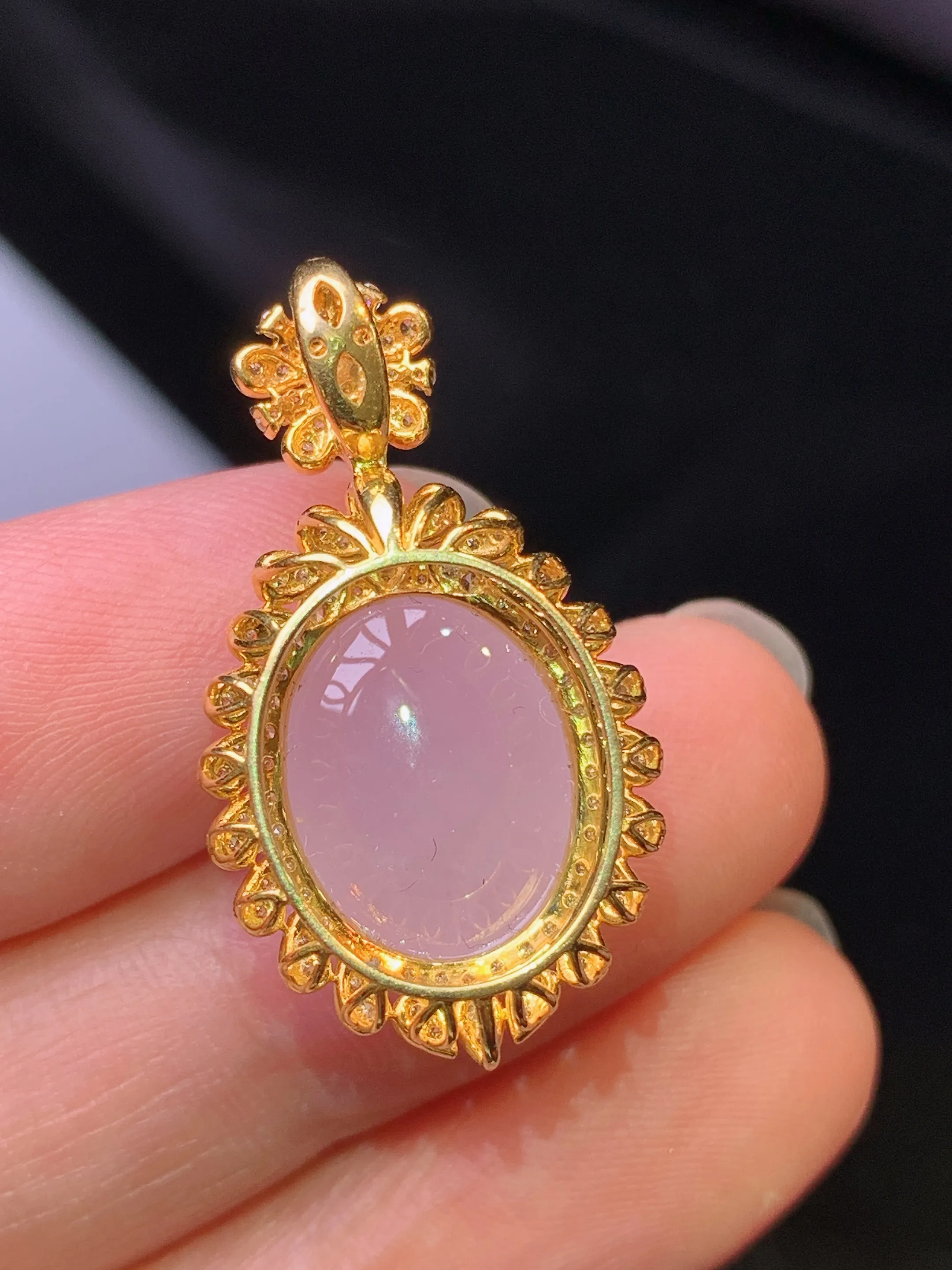 18k金钻镶嵌淡紫罗兰蛋面吊坠 玉质细腻 色泽艳丽清新 整体尺寸28.7*15.8*11