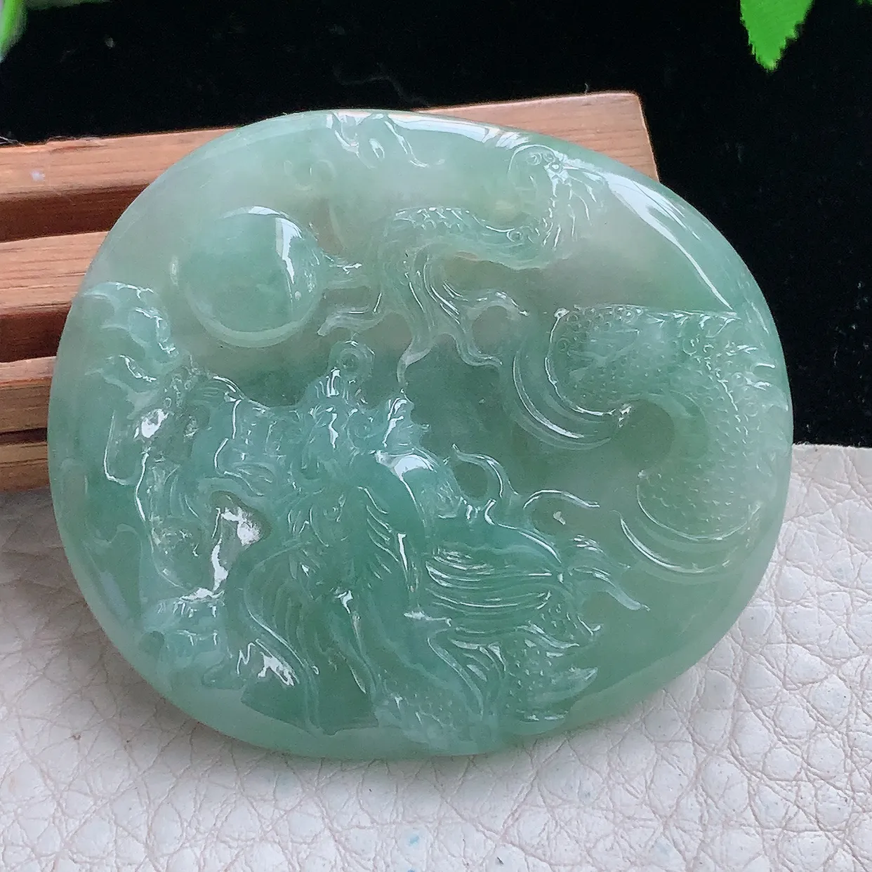 kh实拍51.2*44.5*5.5缅甸翡翠精雕满色晴水霸气龙牌 龙行天下玉吊坠 玉挂件