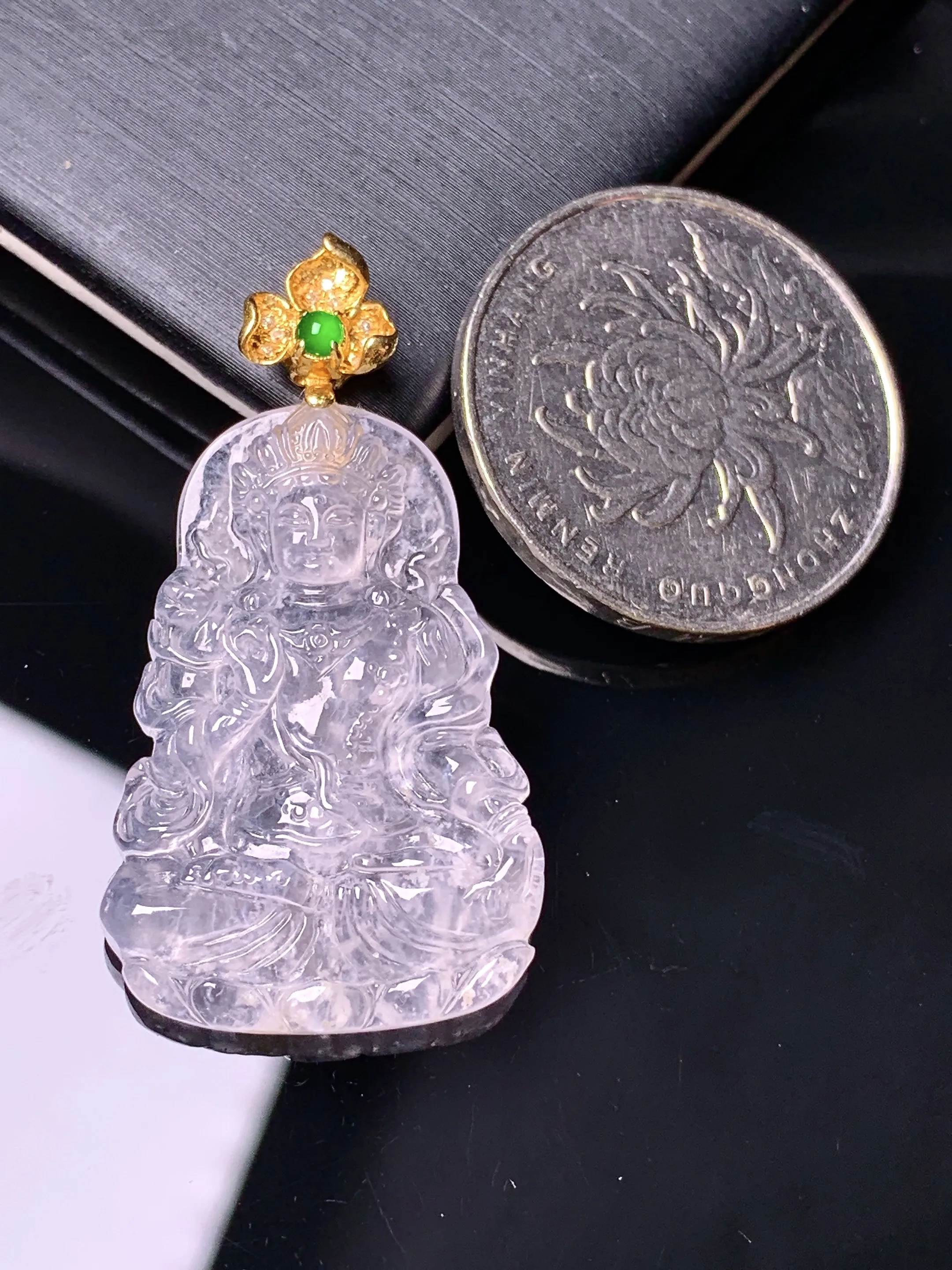 18k金镶嵌冰种度母观音吊坠 玉质细腻 色泽艳丽清新 整体尺寸39.2*21*4