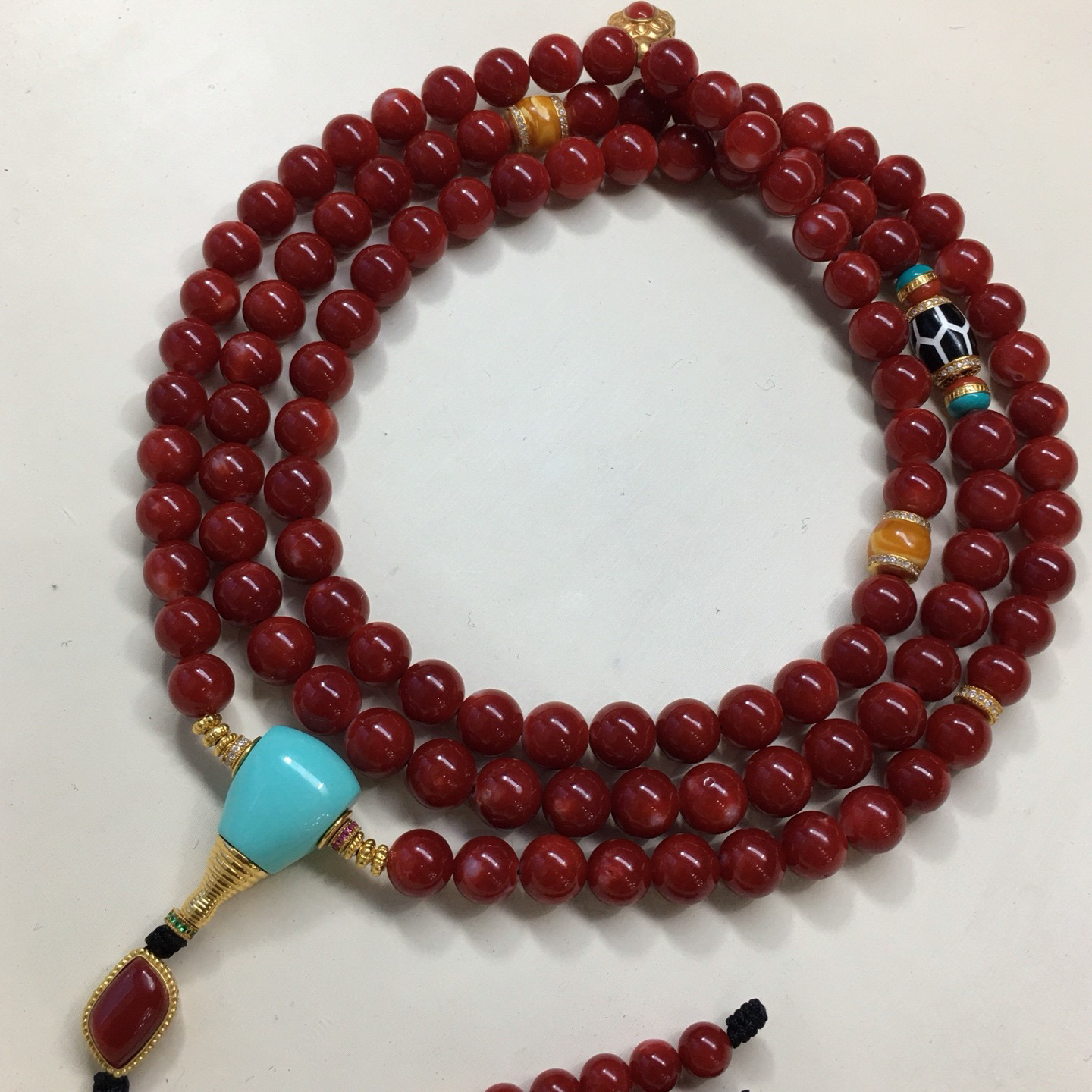 【天然日本阿卡牛血红珊瑚8.6mm圆珠108粒佛珠链】项链手链两用款！️遇不可求！日本产地，阿卡材料，深牛血红颜色，光泽柔润透亮，18 K金配件加绿松石、天珠、蜜蜡等点缀！直径约8.61-7.84mm，重量98.8克，珊瑚本为佛教珍宝，来自深海千年生长，有生长纹，属于有机宝石，气场强大，稀少珍贵！每粒均为天然无添加无修补！少虫眼少白芯！收藏精品！传承宝贝！