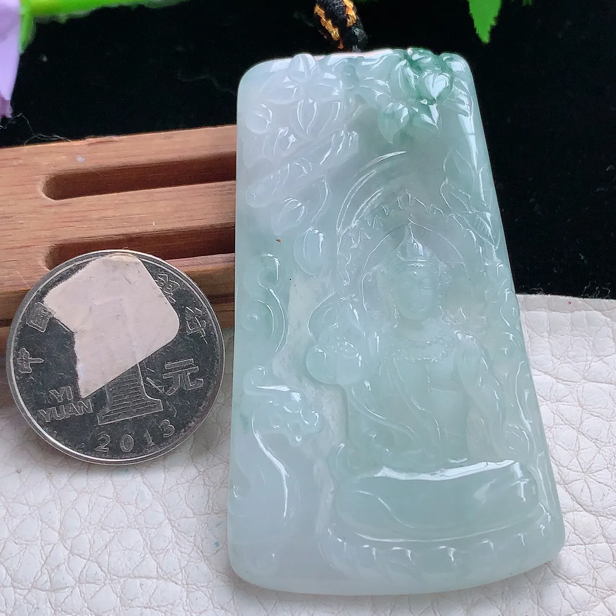 kh实拍63*36.3*5.3缅甸翡翠精雕清爽飘花持莲观音玉吊坠 玉挂件
