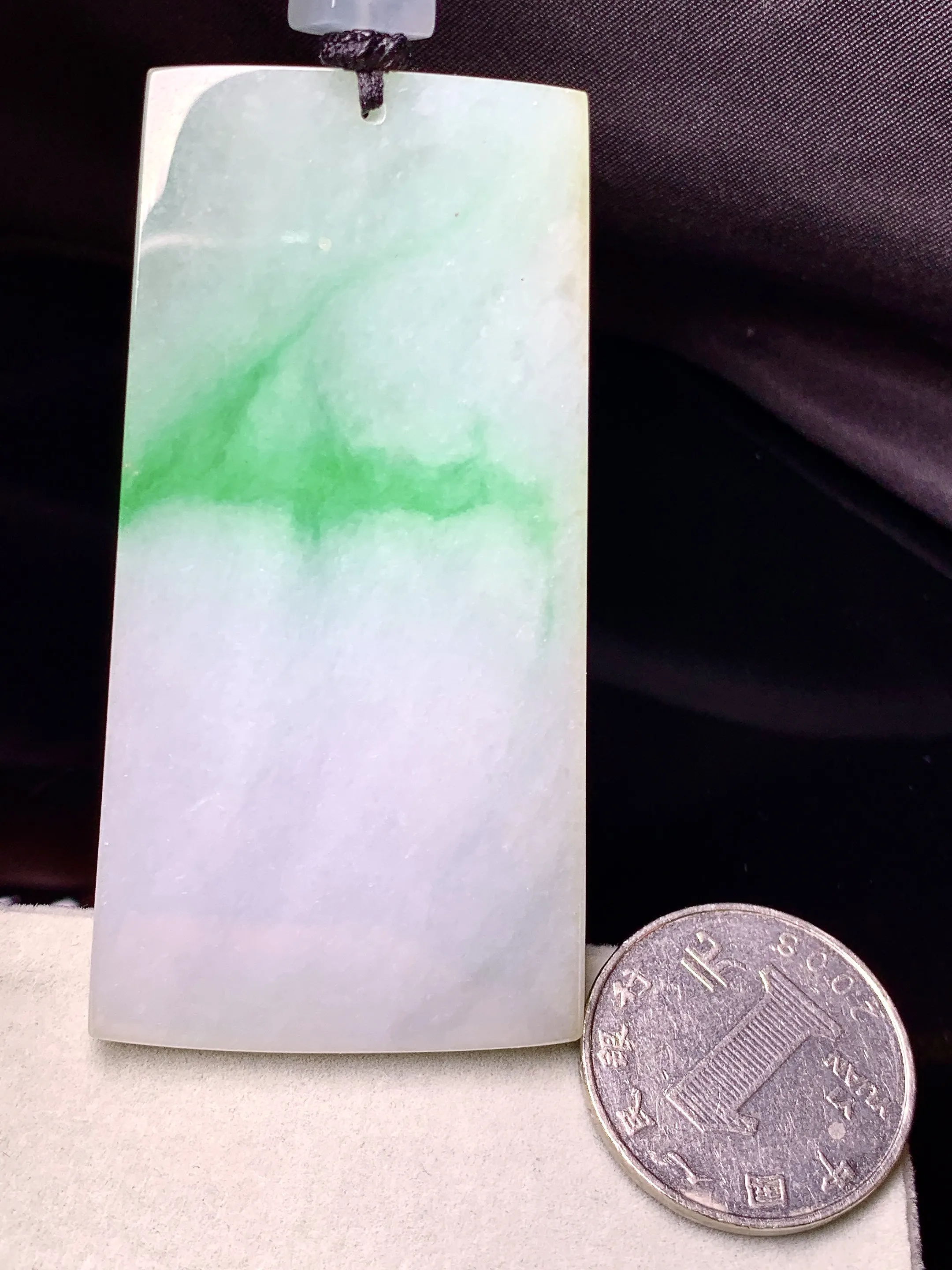 飘绿无事牌吊坠 玉质细腻 色泽艳丽清新 整体尺寸68.5*35.3*5.2