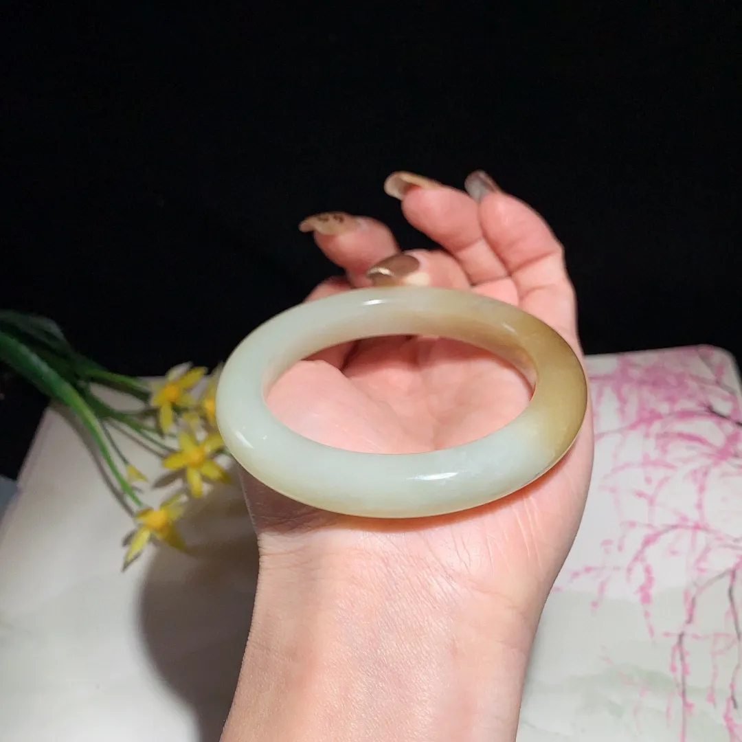 和田玉55.5圈且末糖手镯！玉质细腻油润 底色纯净  无纹裂 脂粉好，品质高。