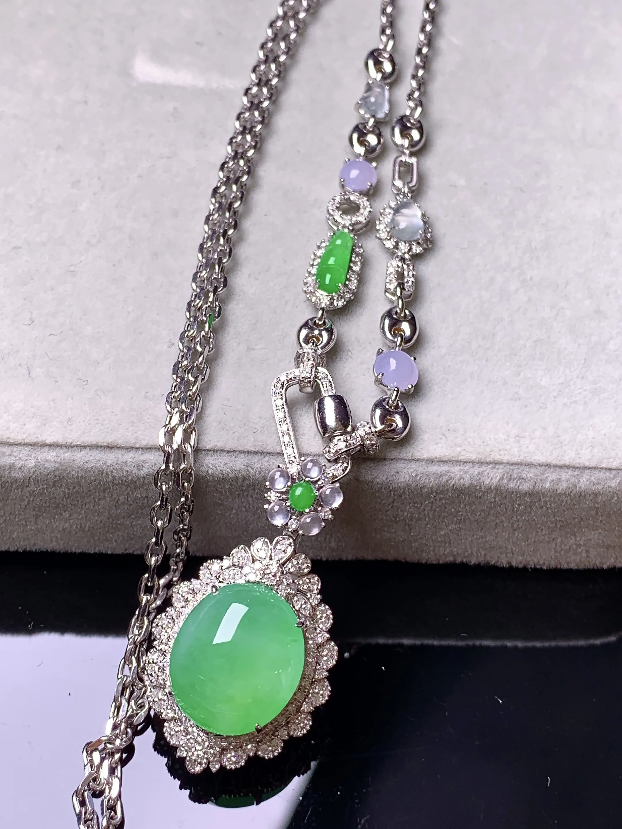 18k金钻镶嵌翠绿蛋面可分拆多用项链吊坠 玉质细腻 色泽艳丽清新 整体尺寸28.9*16.7*11