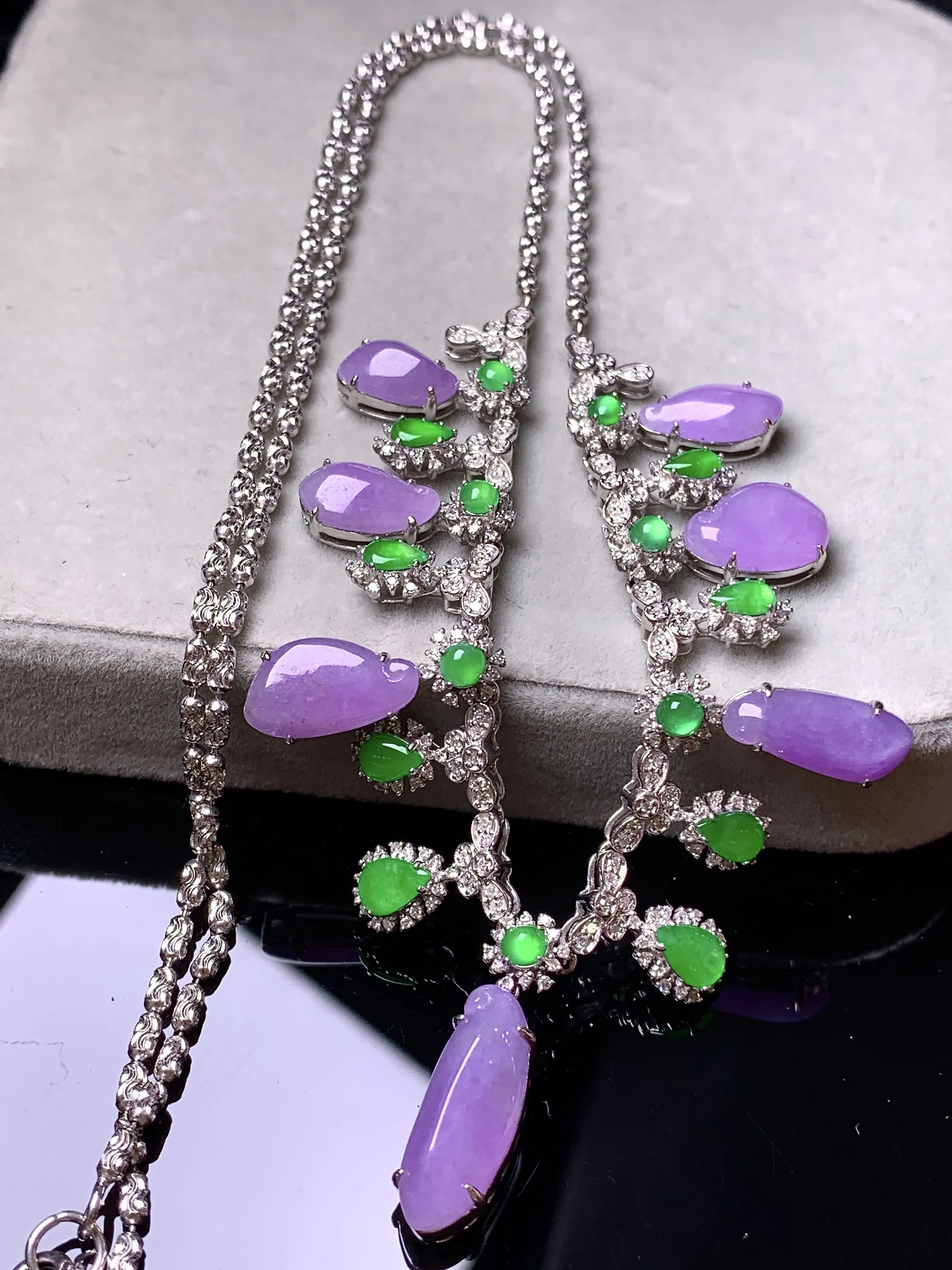 18k金钻镶嵌紫罗兰福瓜组合锁骨项链 玉质细腻 色泽艳丽清新 整体尺寸75*34*6.3