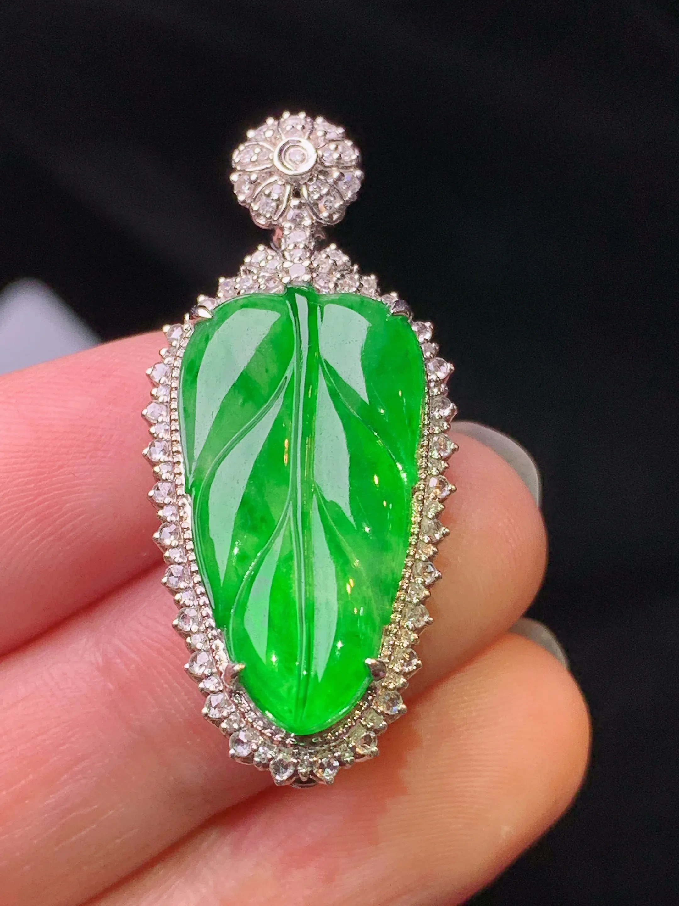 18k金钻镶嵌翠绿树叶吊坠 玉质细腻 色泽艳丽清新 整体尺寸36.6*16.3*9.5