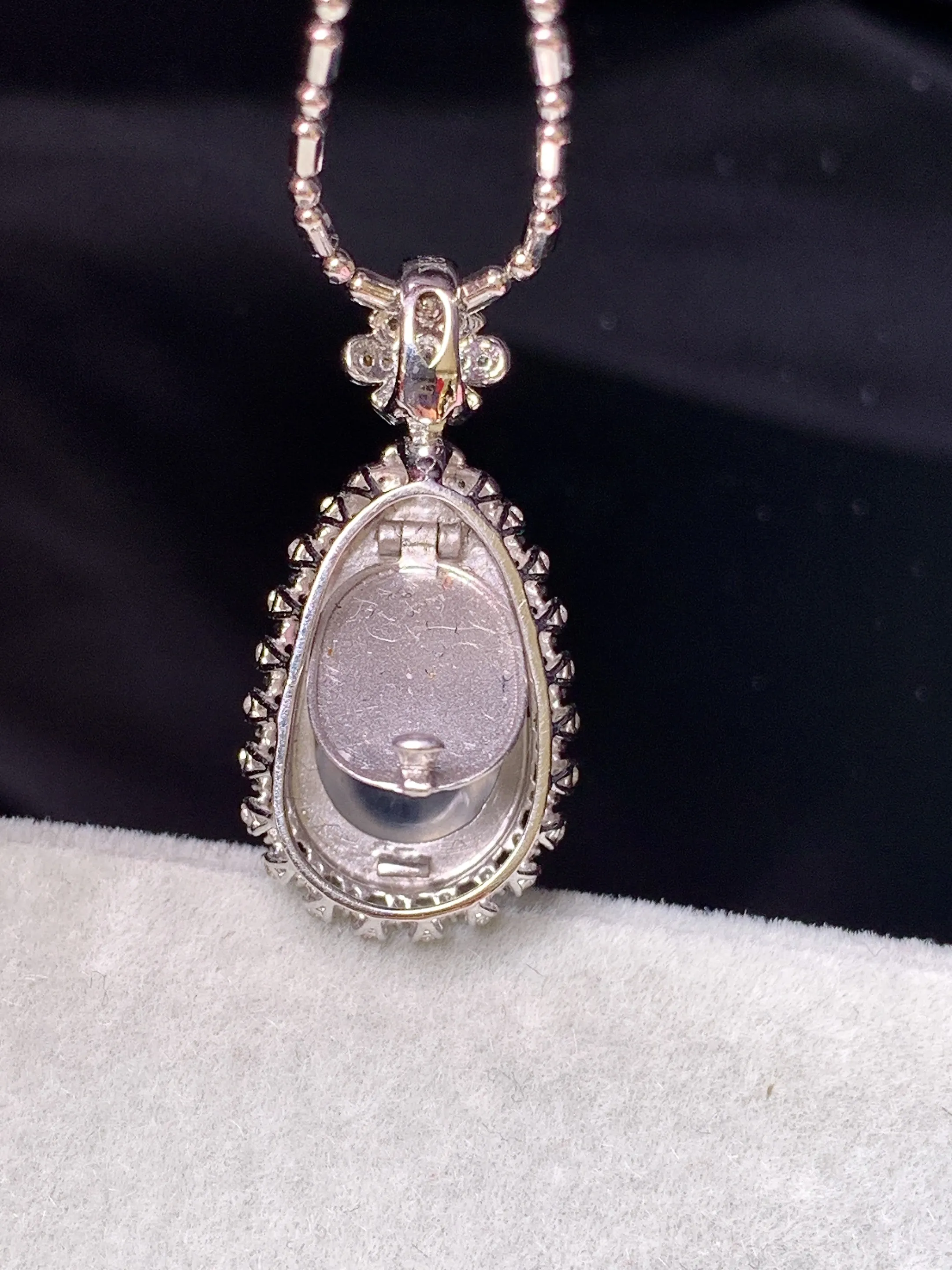 18k金钻镶嵌冰种四季豆吊坠 玉质细腻 色泽艳丽清新 整体尺寸23.7*11.6*9