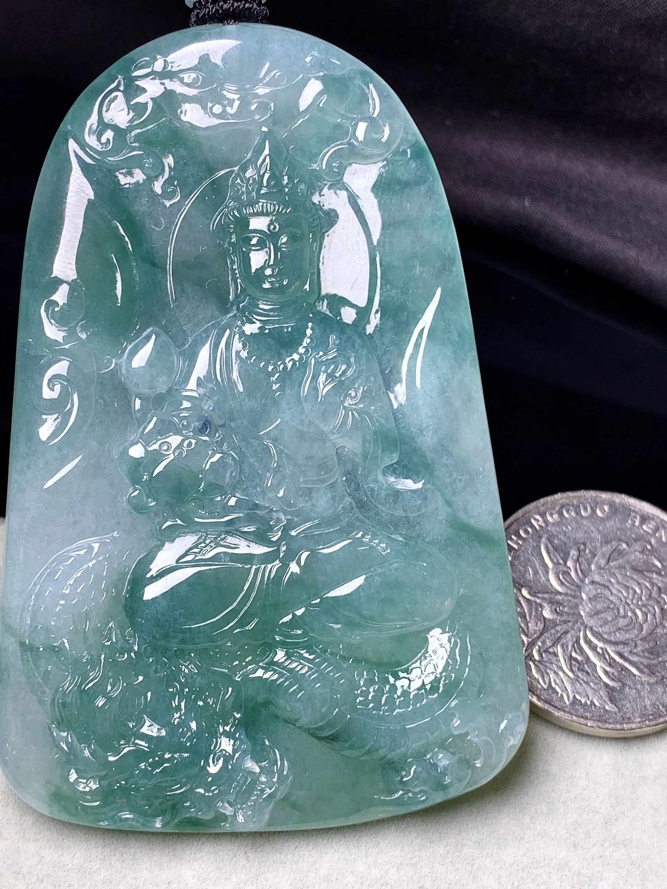 飘花晴绿观音菩萨吊坠 玉质细腻 色泽艳丽清新 整体尺寸70.3*46.5*6.2