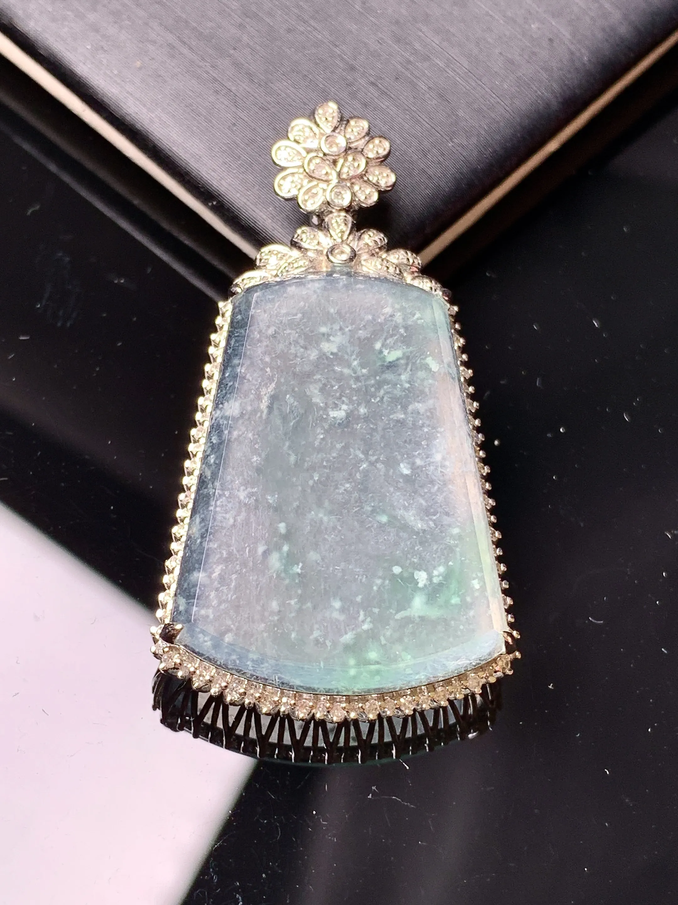 18k金钻镶嵌冰种无事牌吊坠 玉质细腻 色泽艳丽清新 整体尺寸41.5*22.5*7.5