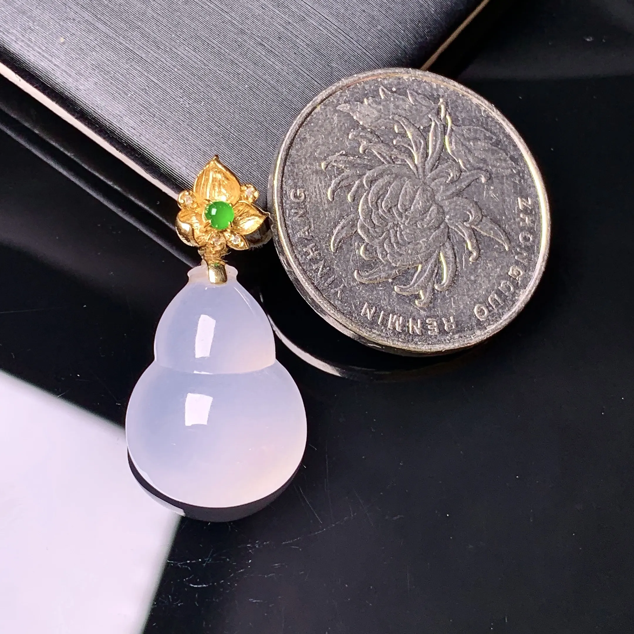 18k金镶嵌冰种葫芦吊坠 玉质细腻 色泽艳丽清新 整体尺寸27.8*14.2*7.2
