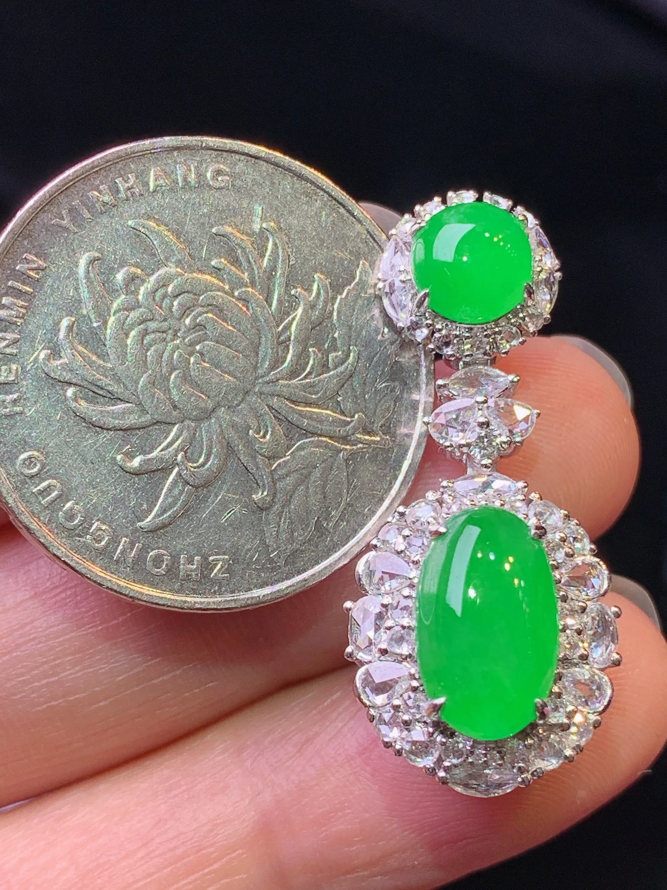 18k金钻镶嵌满绿蛋面吊坠 玉质细腻 色泽艳丽清新 整体尺寸32*14.2*11.3