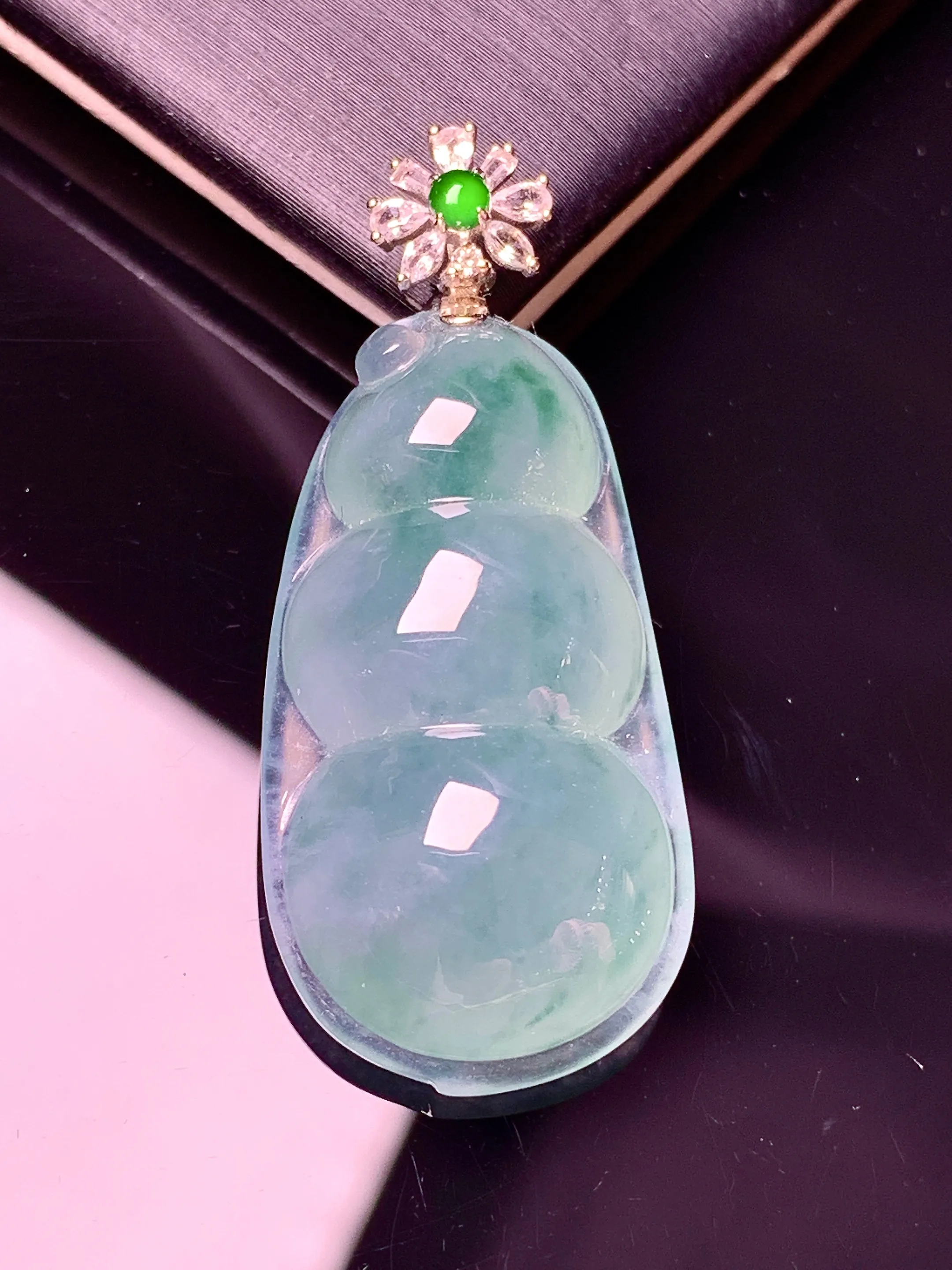 18k金钻镶嵌晴绿四季豆吊坠 玉质细腻 色泽艳丽清新 整体尺寸38.3*16.3*9.6