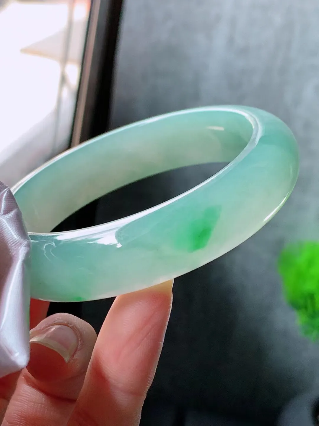 【翡翠名称】老种冰飘花58.6正圈口手镯
【翡翠尺寸】58.6/14.8/8.9mm适合57.6-59正圈口佩戴
【翡翠描述】宝贝种老水足，玉质细腻，色泽靓丽，性价比高，佩戴效果好！
【其它赠送】权威证书/精美挂绳盒子/支持全国复检