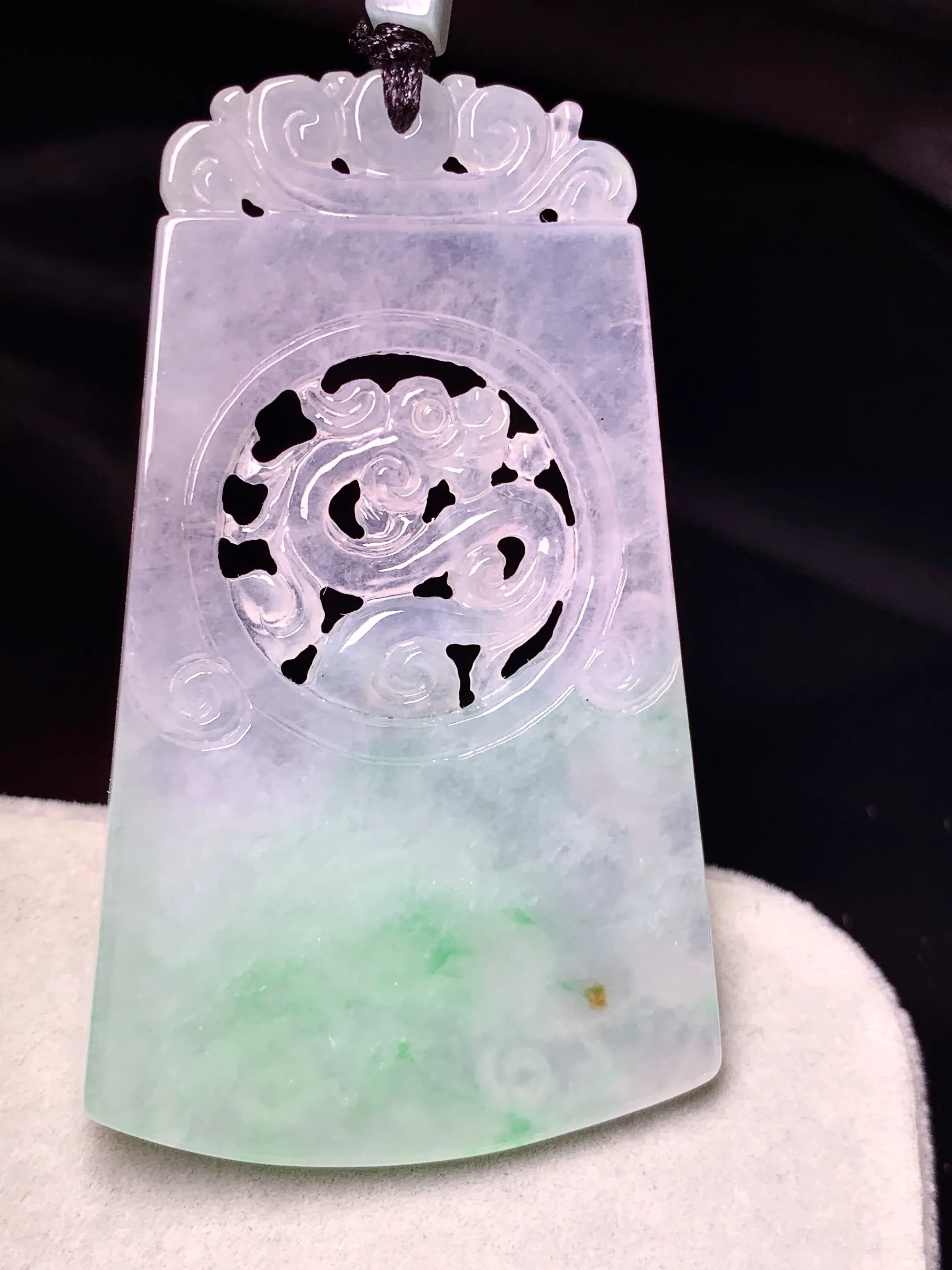 飘绿龙如意牌吊坠 玉质细腻 色泽艳丽清新 整体尺寸55.7*33.7*4