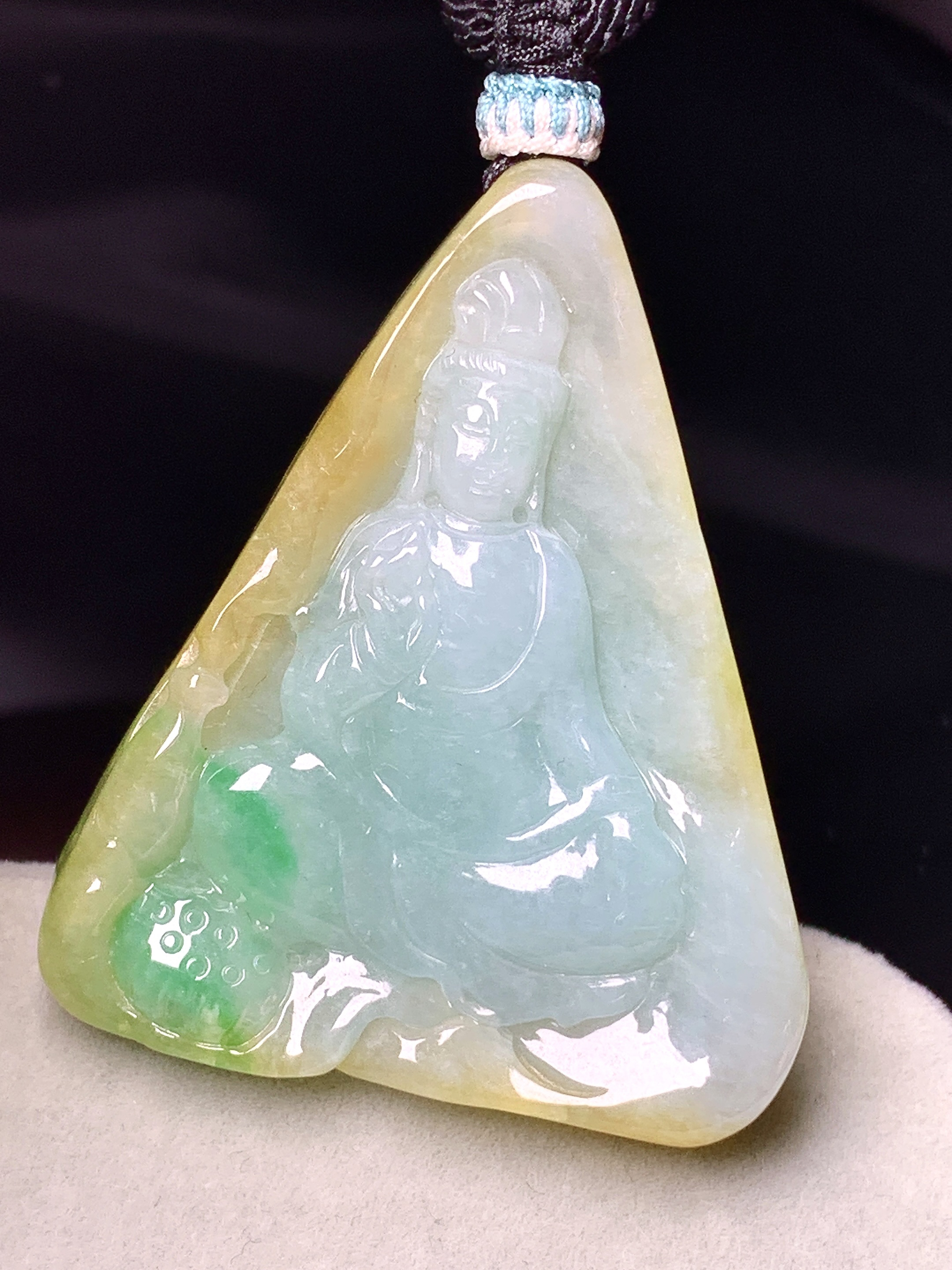 飘黄绿观音吊坠 玉质细腻 色泽艳丽清新 整体尺寸43*35.2*6.2