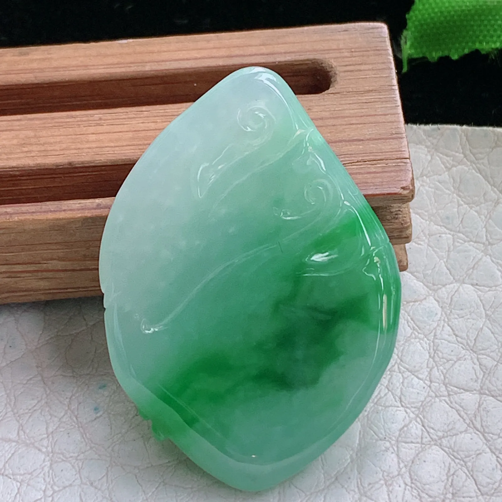 axm实拍36.2*25.5*5.3缅甸翡翠精雕飘绿御龙观音 玉观音玉吊坠