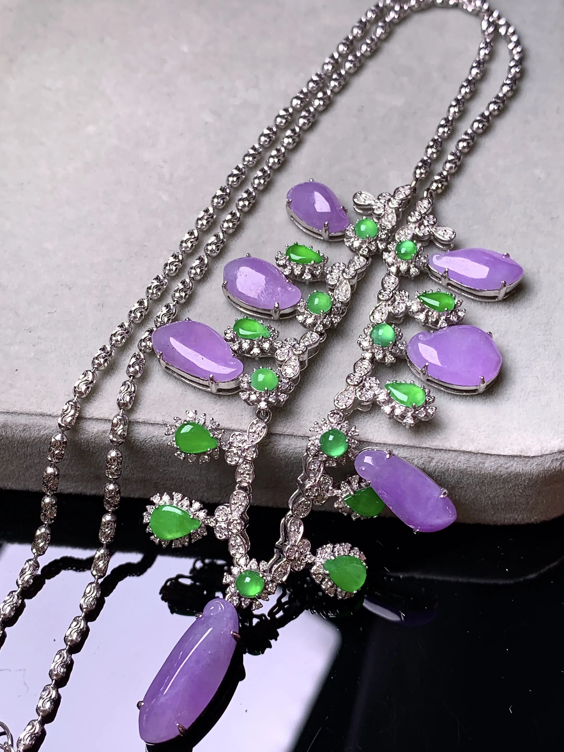 18k金钻镶嵌紫罗兰福瓜组合锁骨项链 玉质细腻 色泽艳丽清新 整体尺寸75*34*6.3