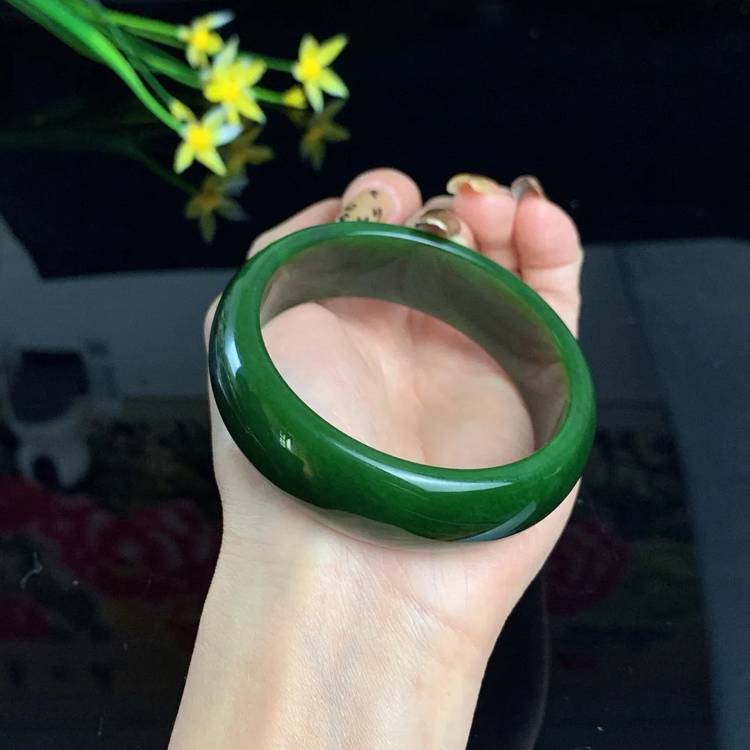 和田玉59.5圈口菠菜绿宽条碧玉手镯！玉质细腻油润 底色纯净 无裂无杂 脂粉好，品质高