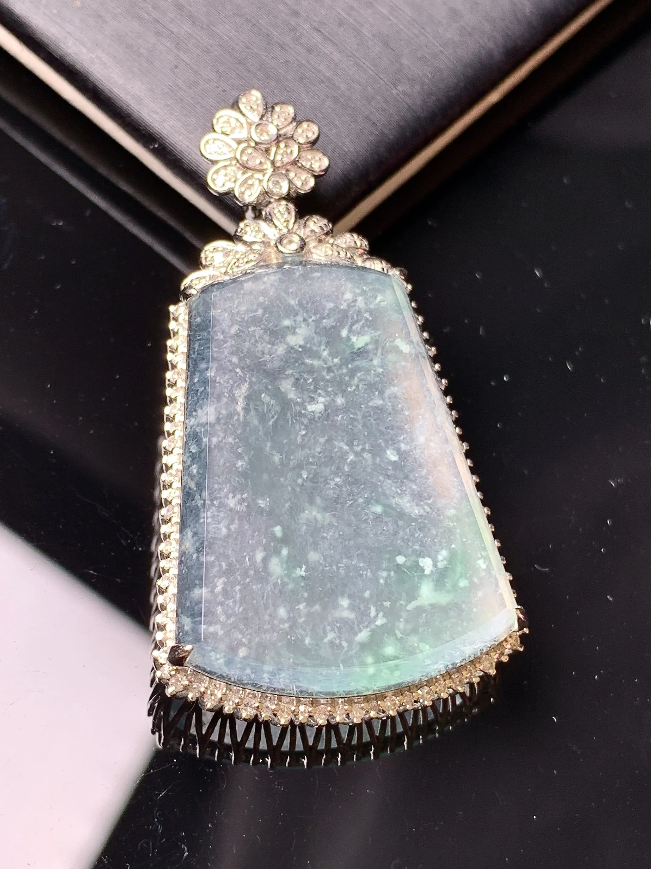 18k金钻镶嵌冰种无事牌吊坠 玉质细腻 色泽艳丽清新 整体尺寸41.5*22.5*7.5