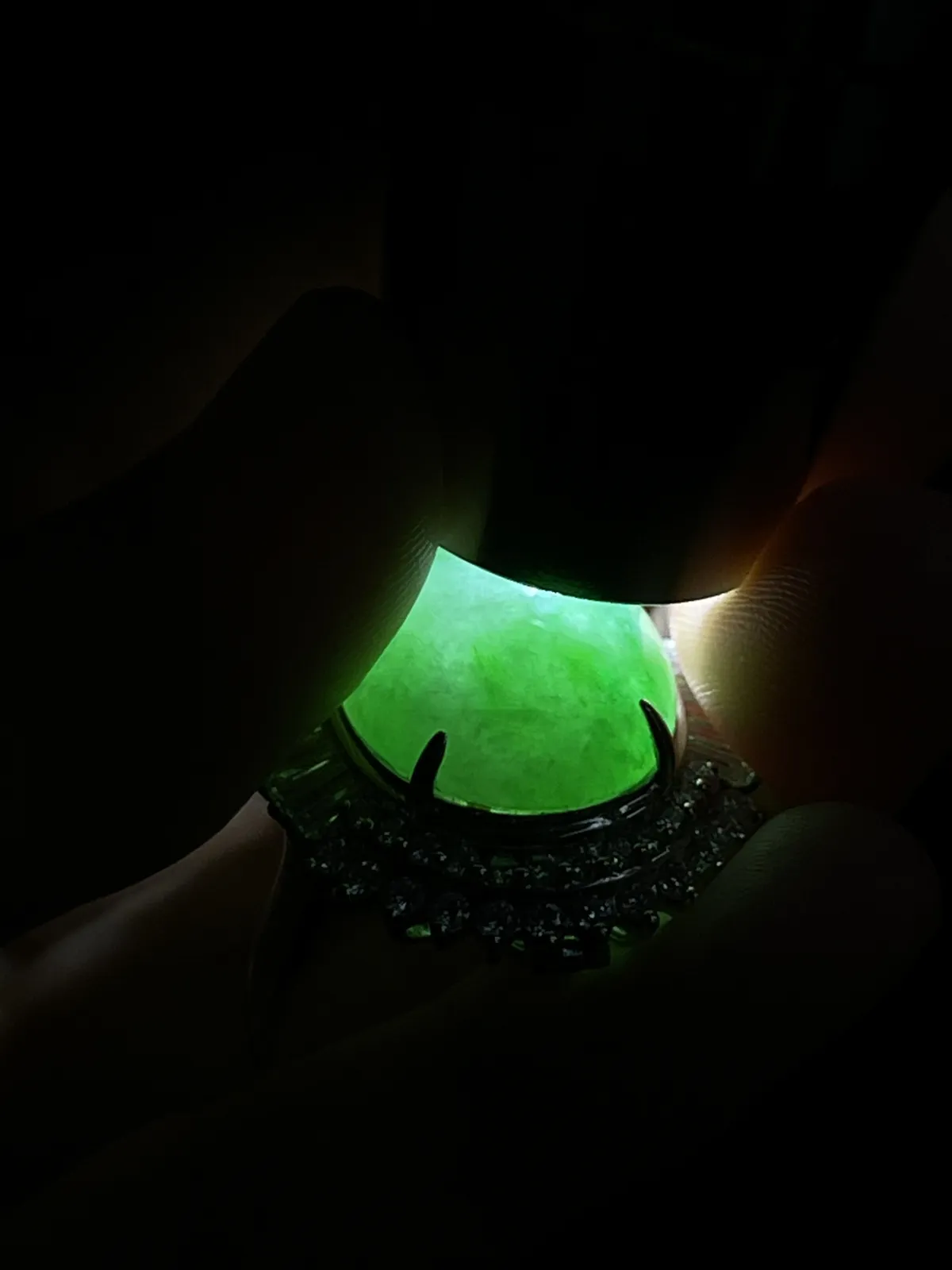 翡翠糯化种绿色戒指，印记：Au750,伴钻石