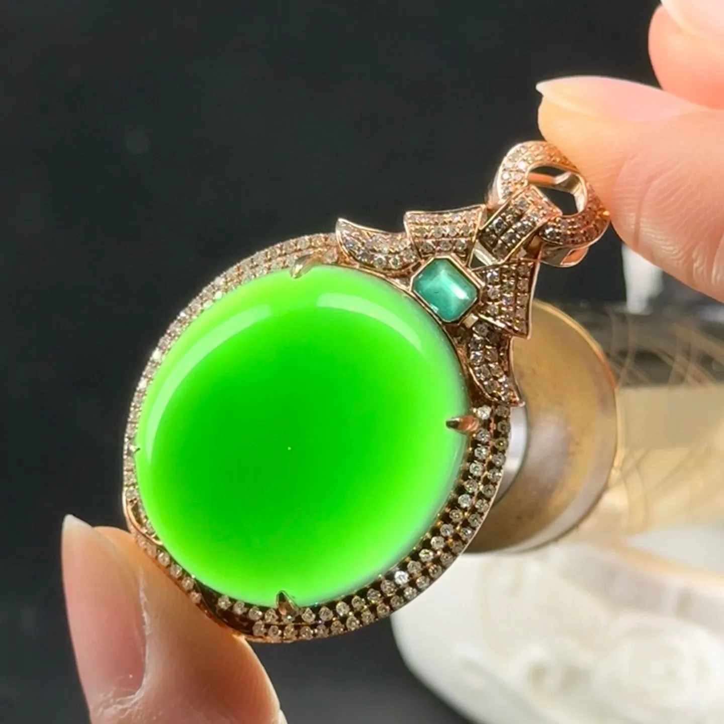 豪镶墨翠蛋面吊坠 种好色正 黑度极好 打灯通透 尺寸45.3