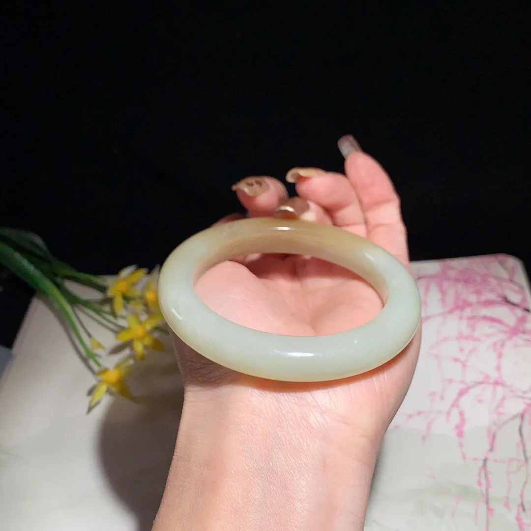 和田玉55.5圈且末糖手镯！玉质细腻油润 底色纯净  无纹裂 脂粉好，品质高。