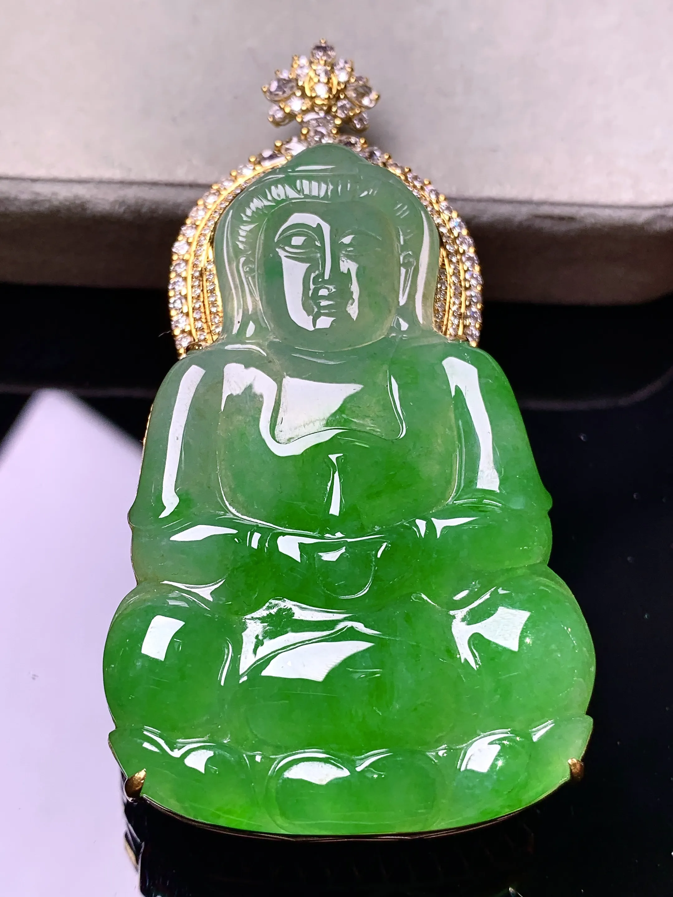 18k金钻镶嵌翠绿观音菩萨吊坠 玉质细腻 色泽艳丽清新 整体尺寸67.2*35*15.2