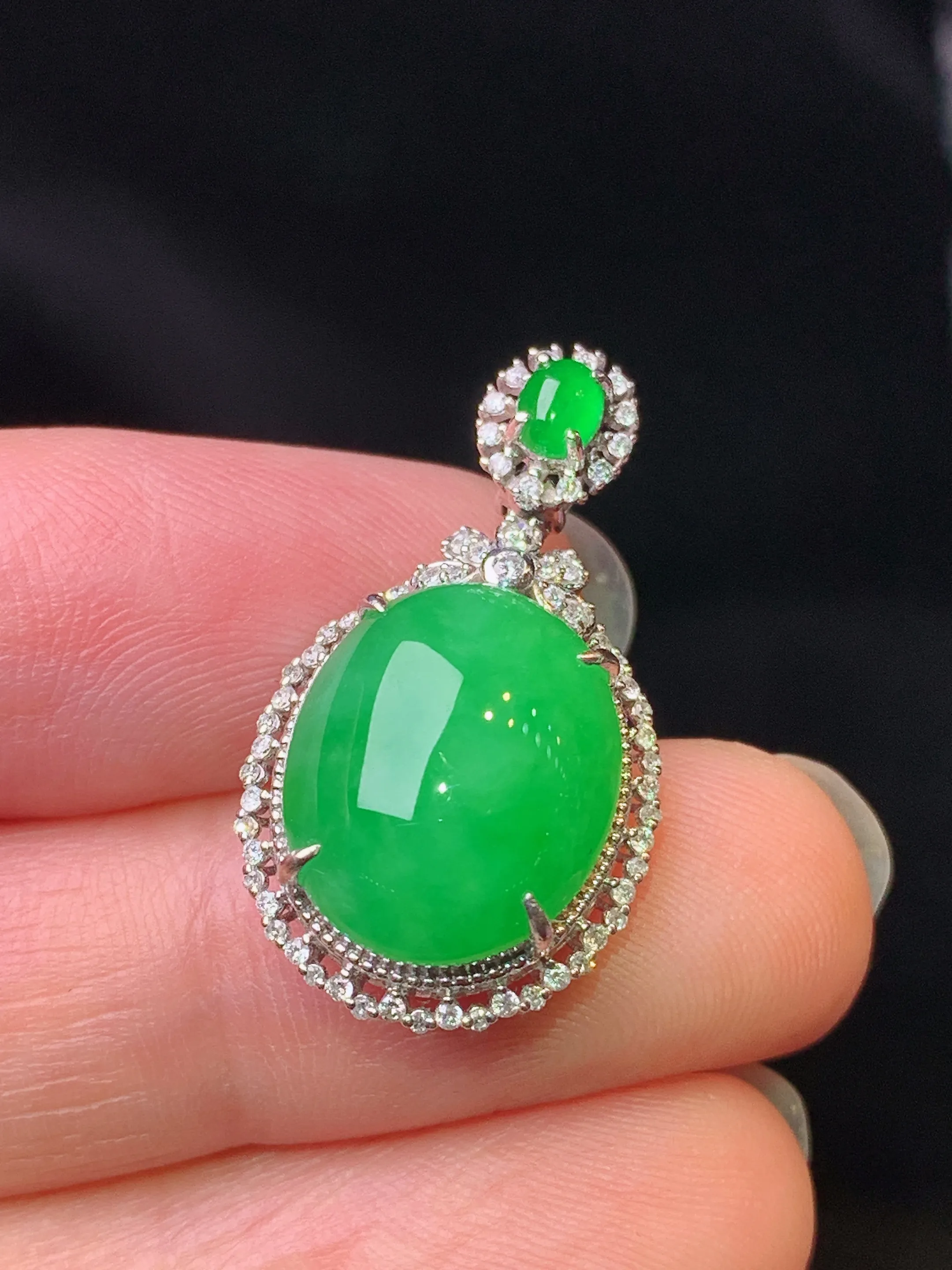 18k金钻镶嵌满绿蛋面吊坠 玉质细腻 色泽艳丽清新 整体尺寸26.5*14.8*9.2