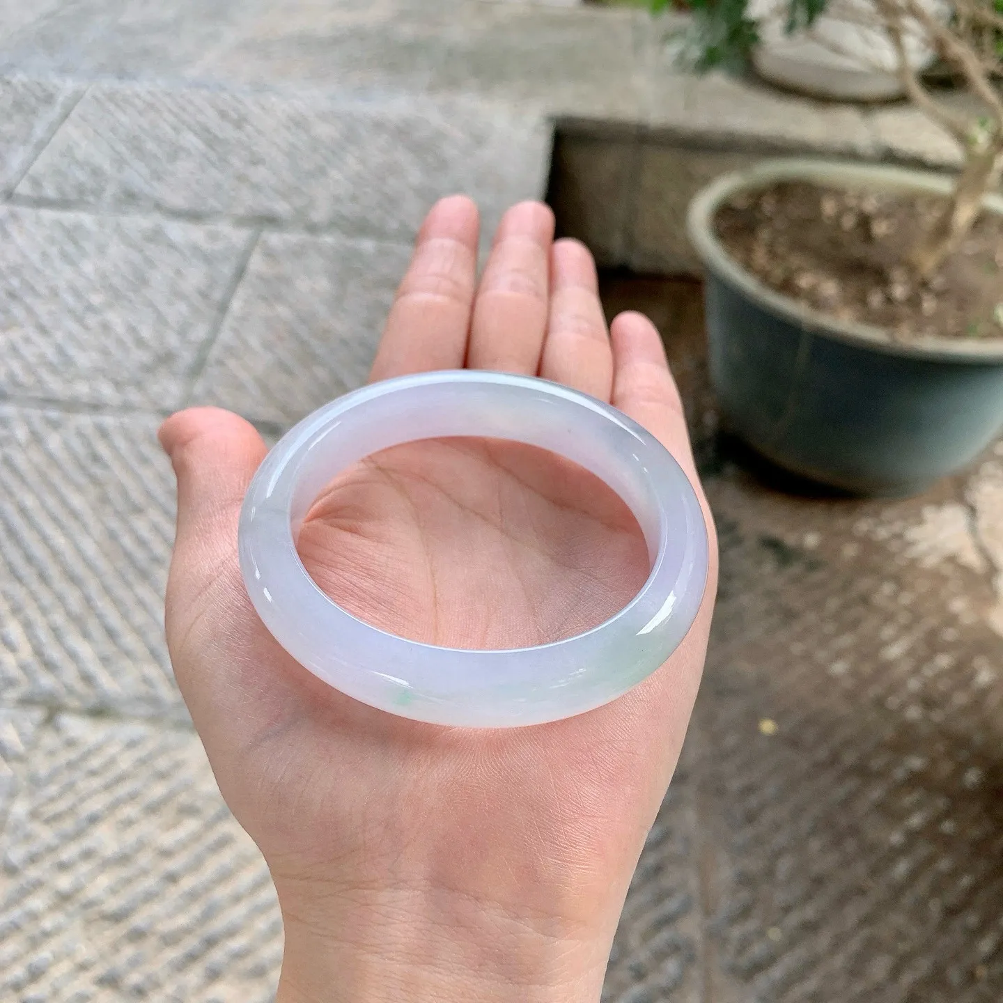 贵妃53 54
【圈口】56.6/49.2/12.5/8.5
【描述】春彩，水润，种老，细腻，无纹裂！