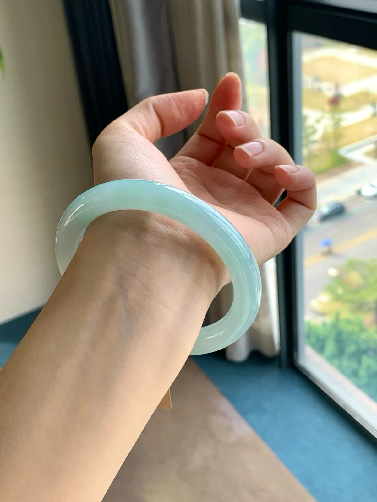 晴绿圆条手镯   
尺寸：60.2/10.7/9.9