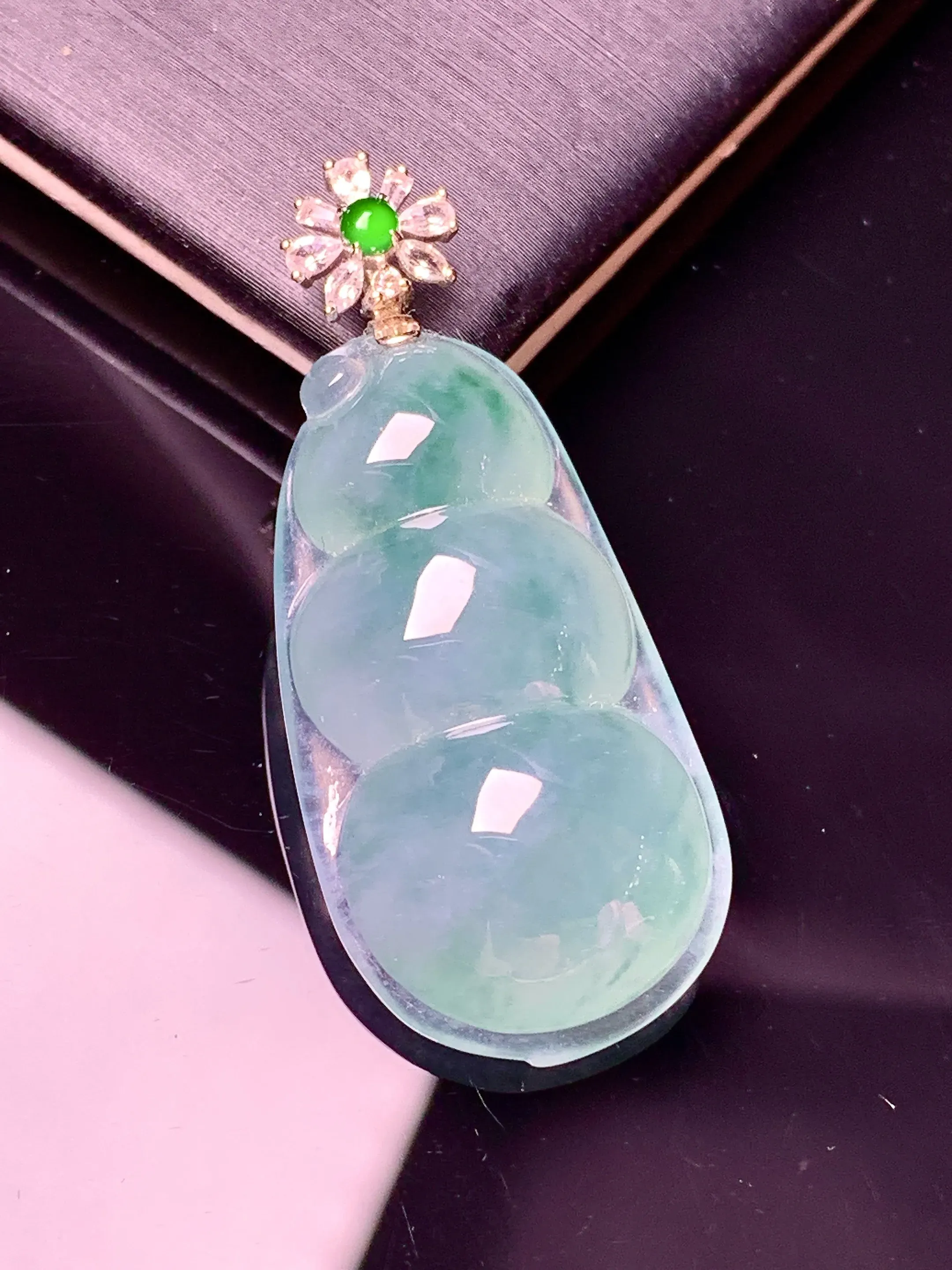 18k金钻镶嵌晴绿四季豆吊坠 玉质细腻 色泽艳丽清新 整体尺寸38.3*16.3*9.6