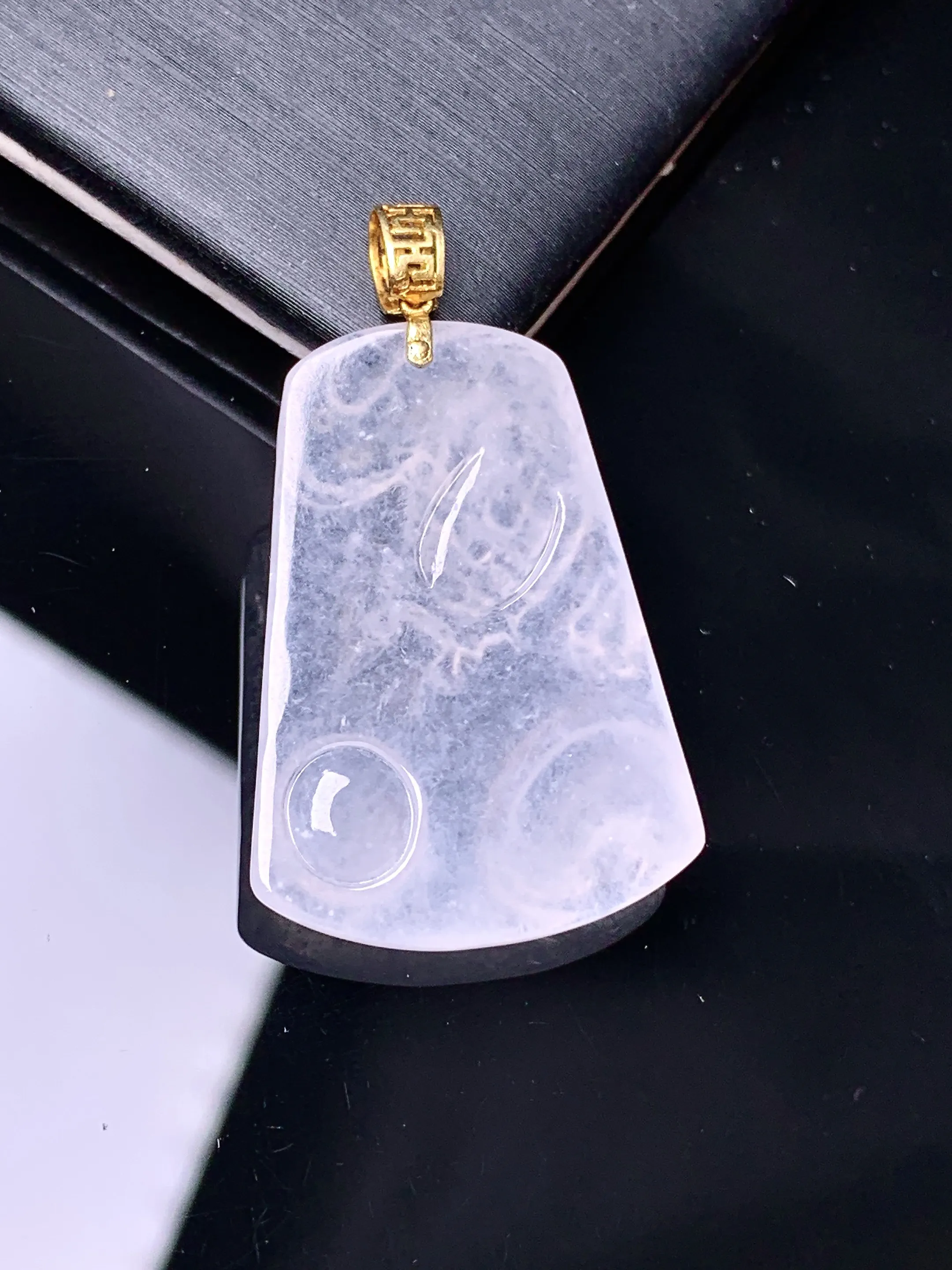 18k金镶嵌冰种龙牌吊坠 玉质细腻 色泽艳丽清新 整体尺寸36.6*21.5*4.2