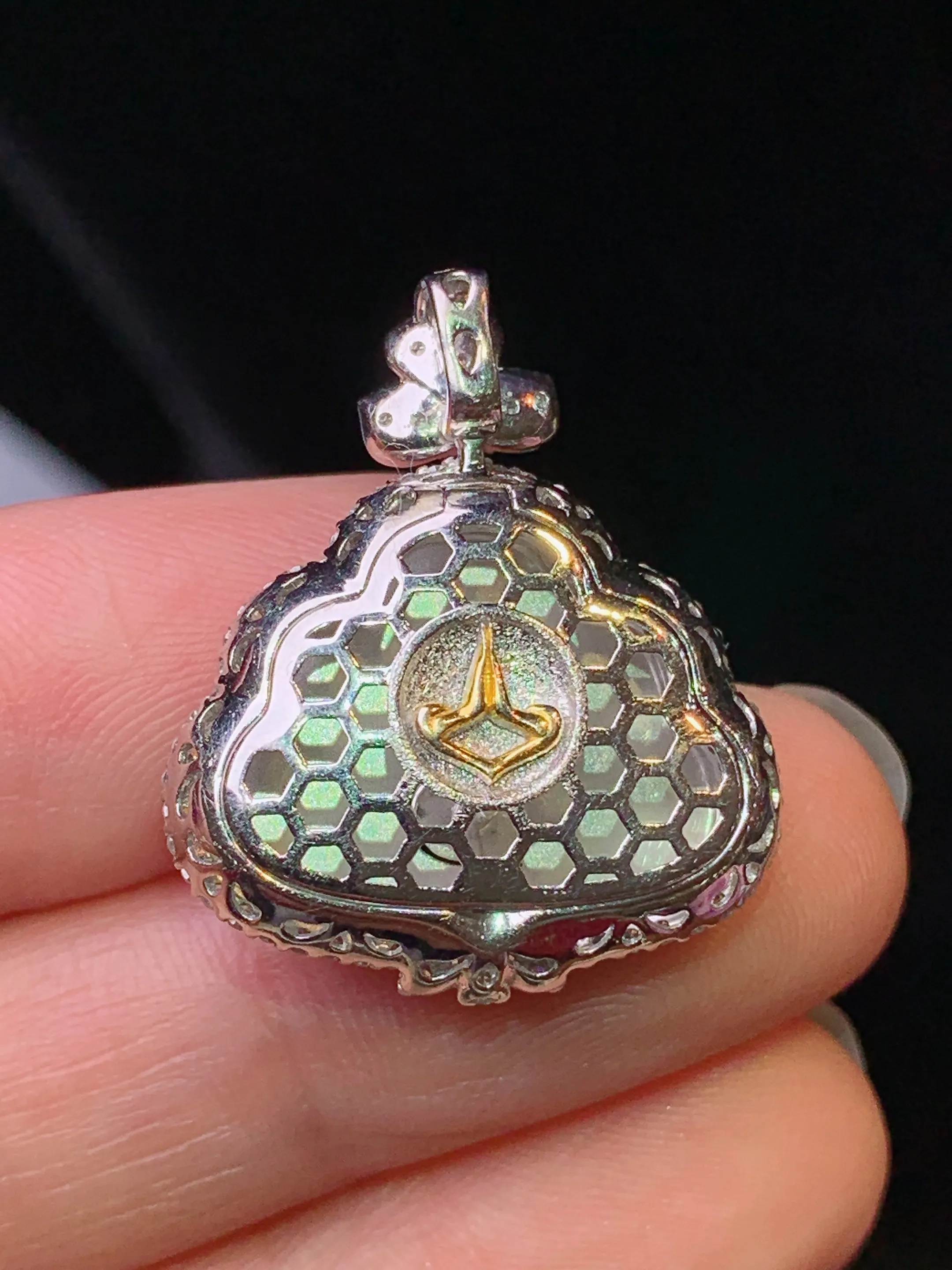 18k金钻镶嵌翠绿佛公吊坠 玉质细腻 色泽艳丽清新 整体尺寸25.7*21.8*7.7