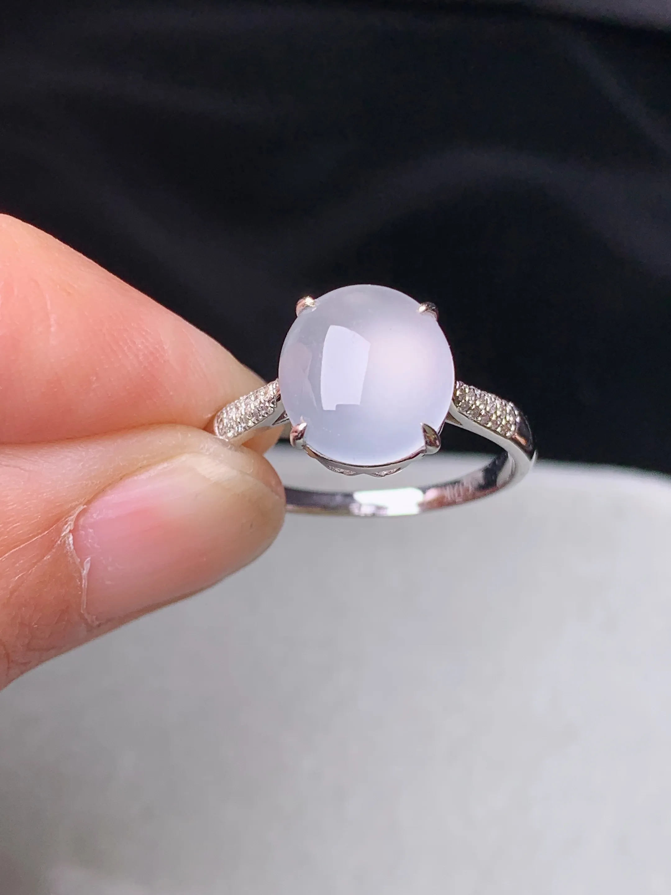 18k金钻镶嵌冰种蛋面戒指 玉质细腻 色泽艳丽清新 圈口13.5 裸石尺寸10.6*9.3*4.3