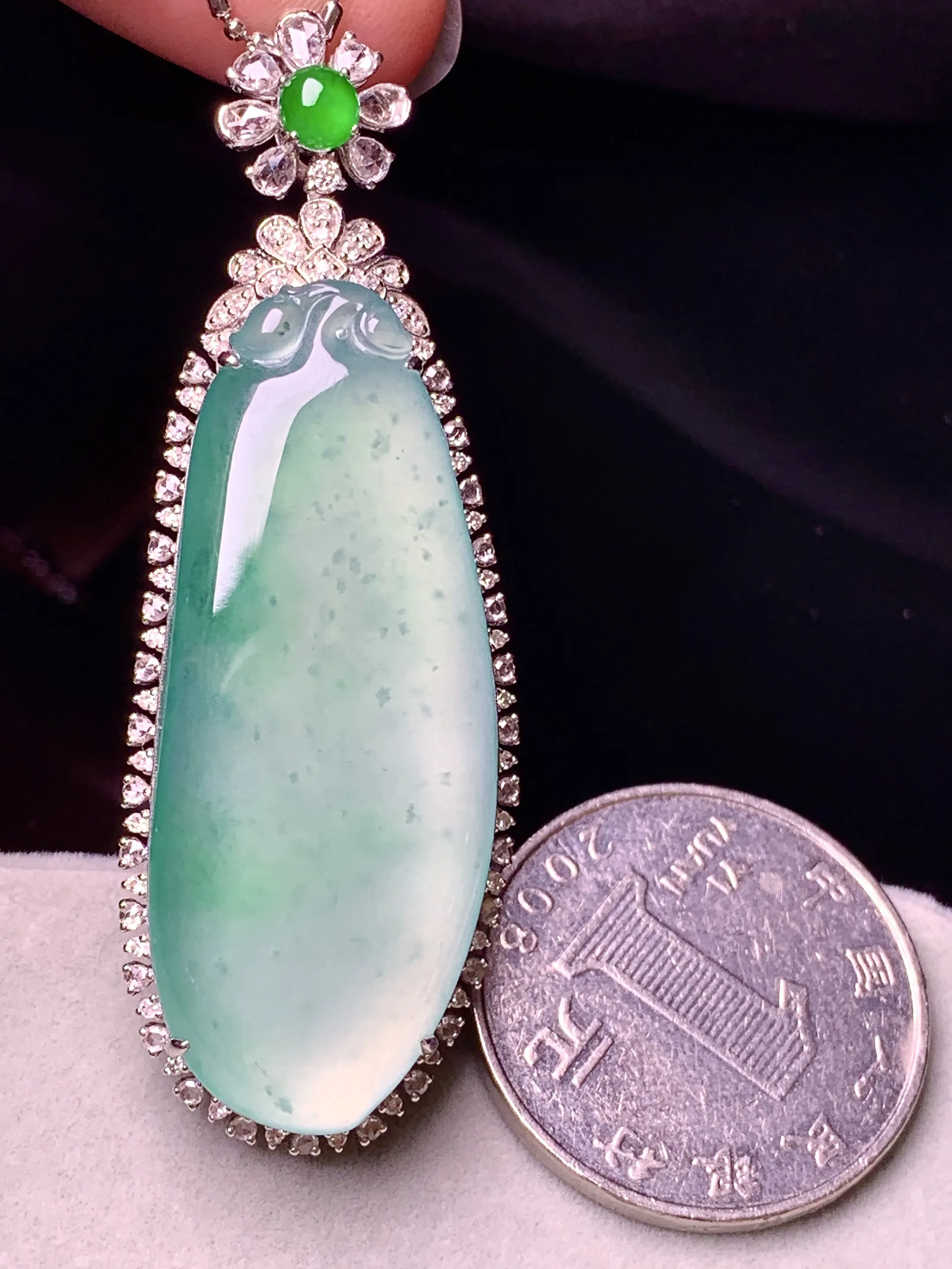 18k金钻镶嵌晴绿冰种福瓜吊坠 玉质细腻 色泽艳丽清新 整体尺寸57.8*20*11