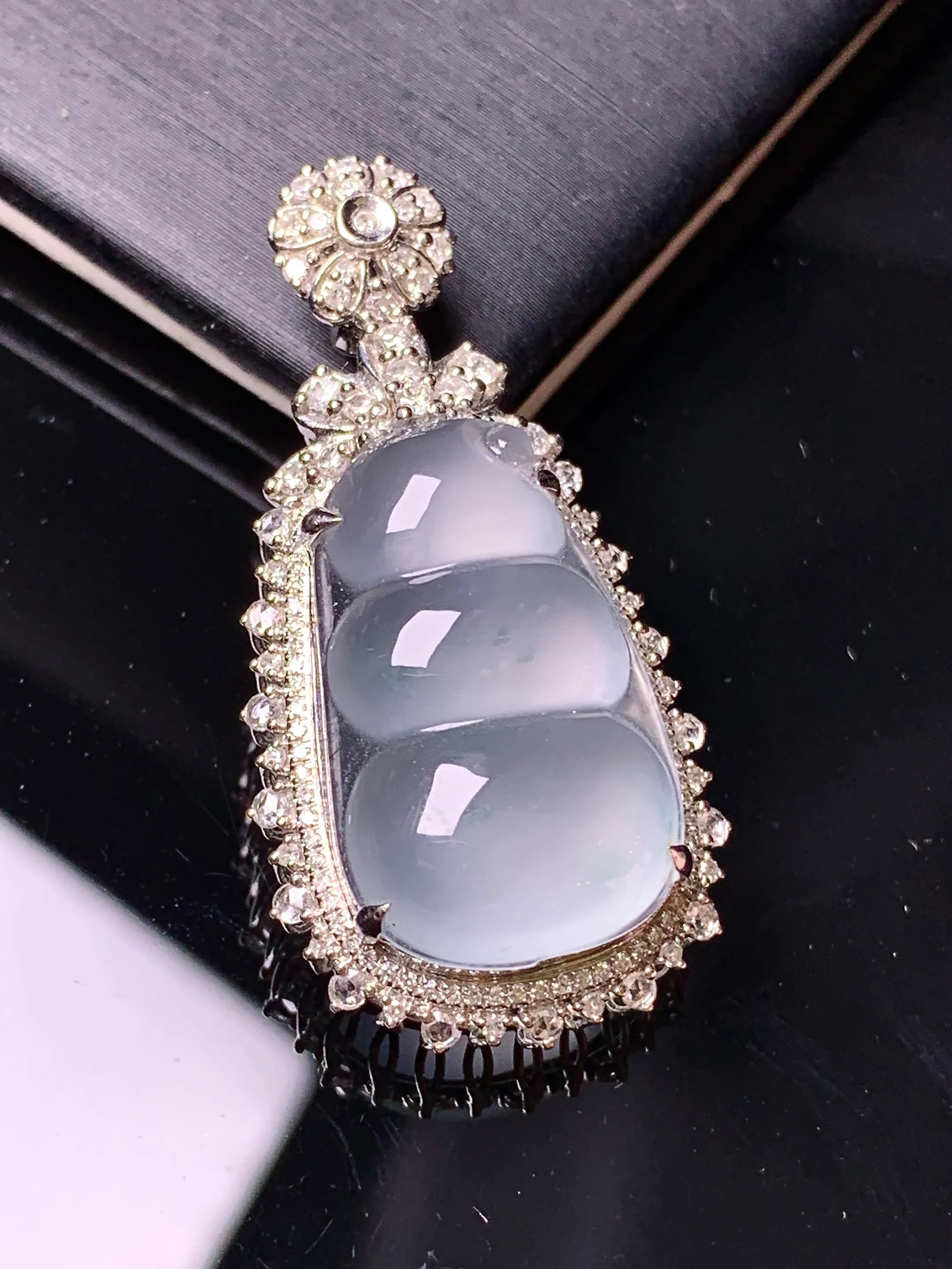 18k金钻镶嵌冰种四季豆吊坠 玉质细腻 色泽艳丽清新 整体尺寸37.8*18.7*10.5