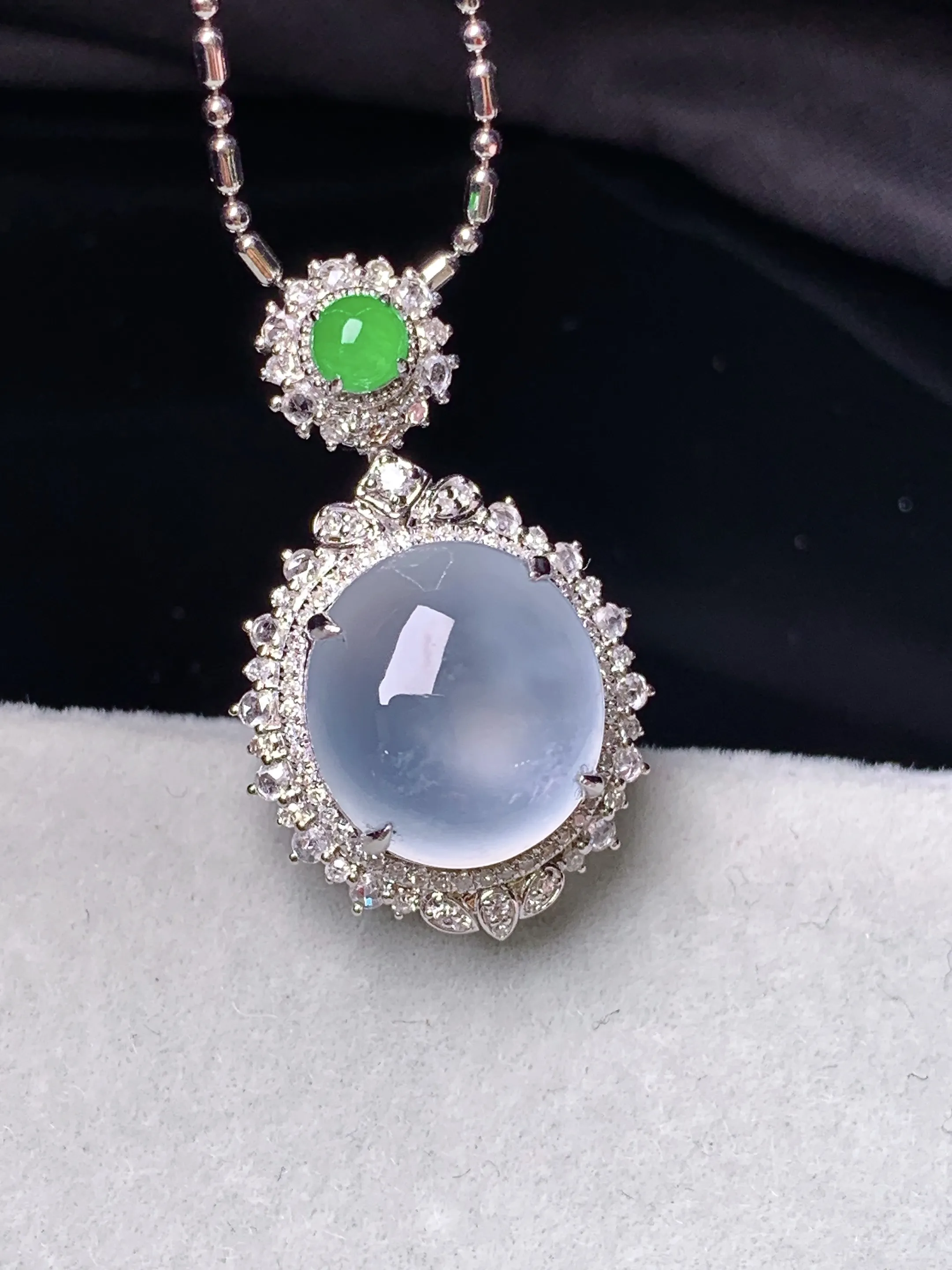 18k金钻镶嵌冰种蛋面吊坠 玉质细腻 色泽艳丽清新 整体尺寸27.2*16.3*11