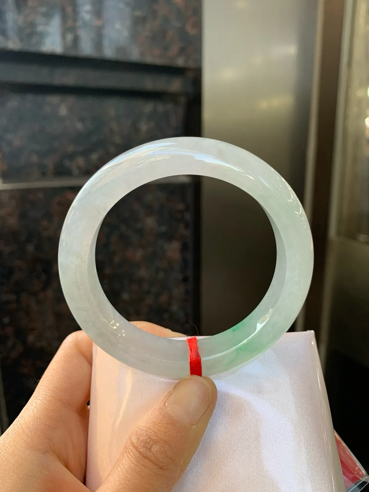 冰飘绿正圈
54.7-12.3-9.2
完美，玉质冰润细腻，清爽的底子飘一朵甜阳绿花，鲜活而灵动，犹如新冒的嫩芽，艳丽惹人