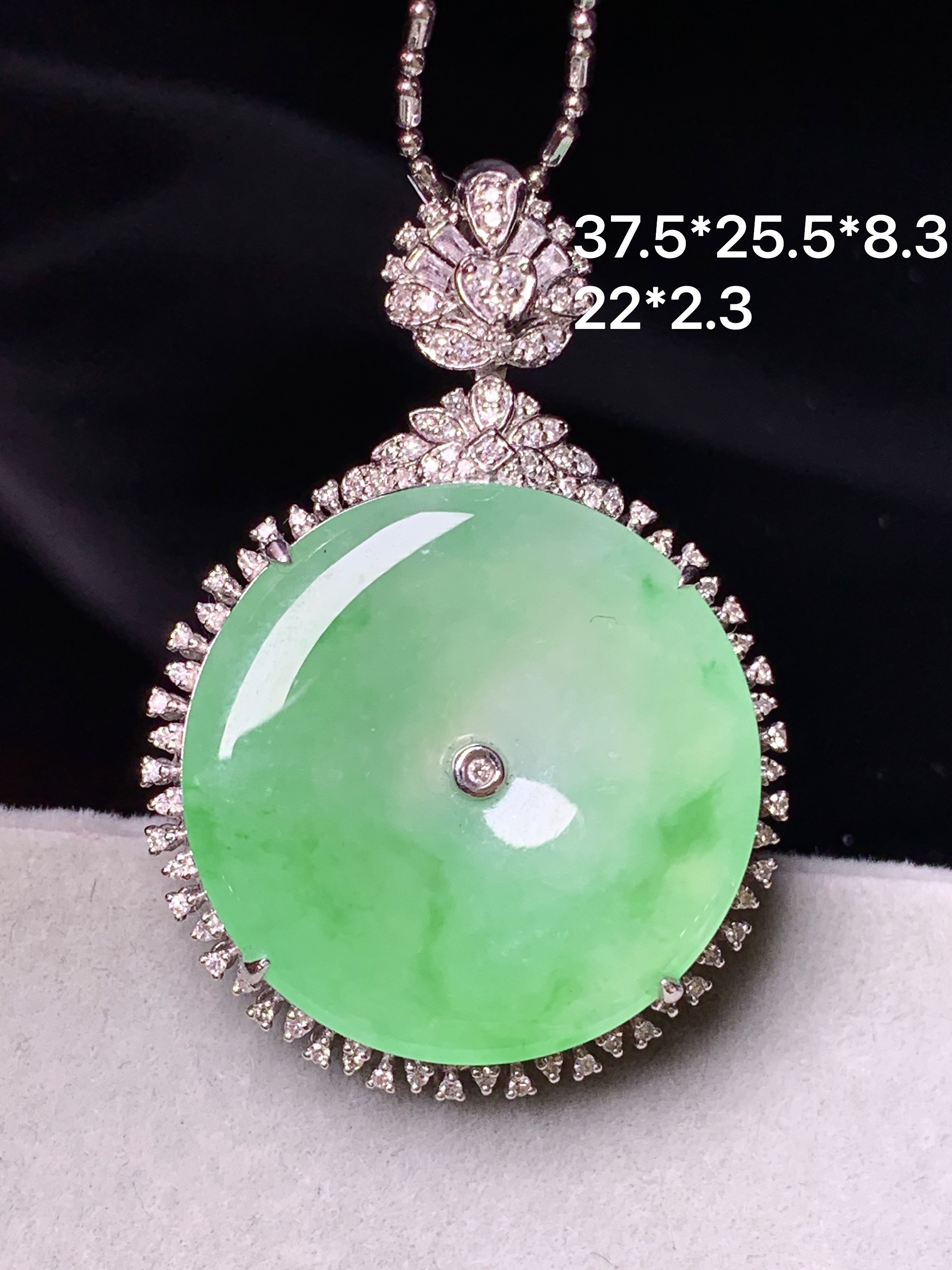 18k金钻镶嵌翠绿平安扣吊坠 玉质细腻 色泽艳丽清新 整体尺寸37.5*25.5*8.3