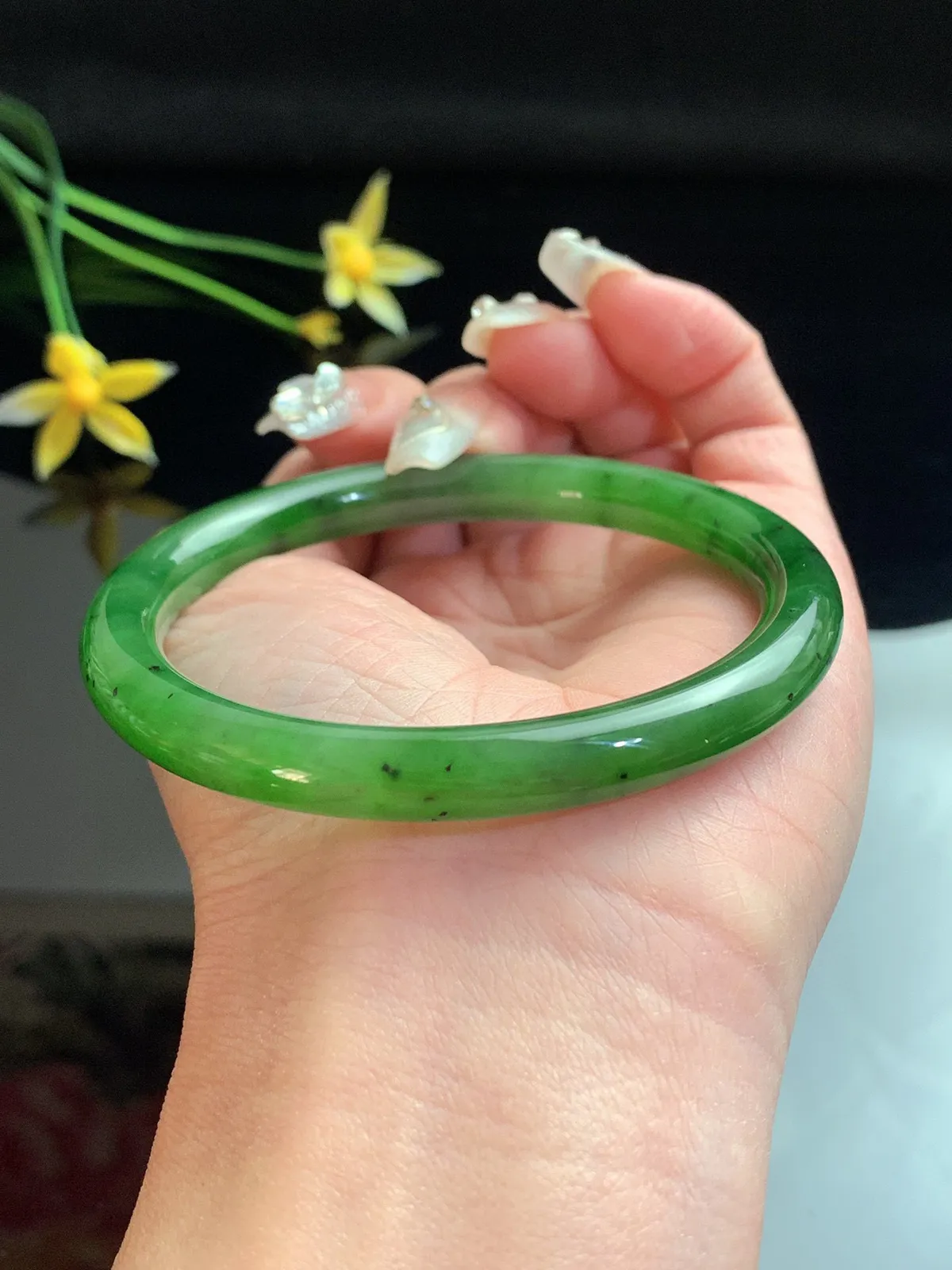 和田玉59圈口碧玉阳绿色圆条手镯，玉质细腻油润 底色纯净 脂粉好，品质高！