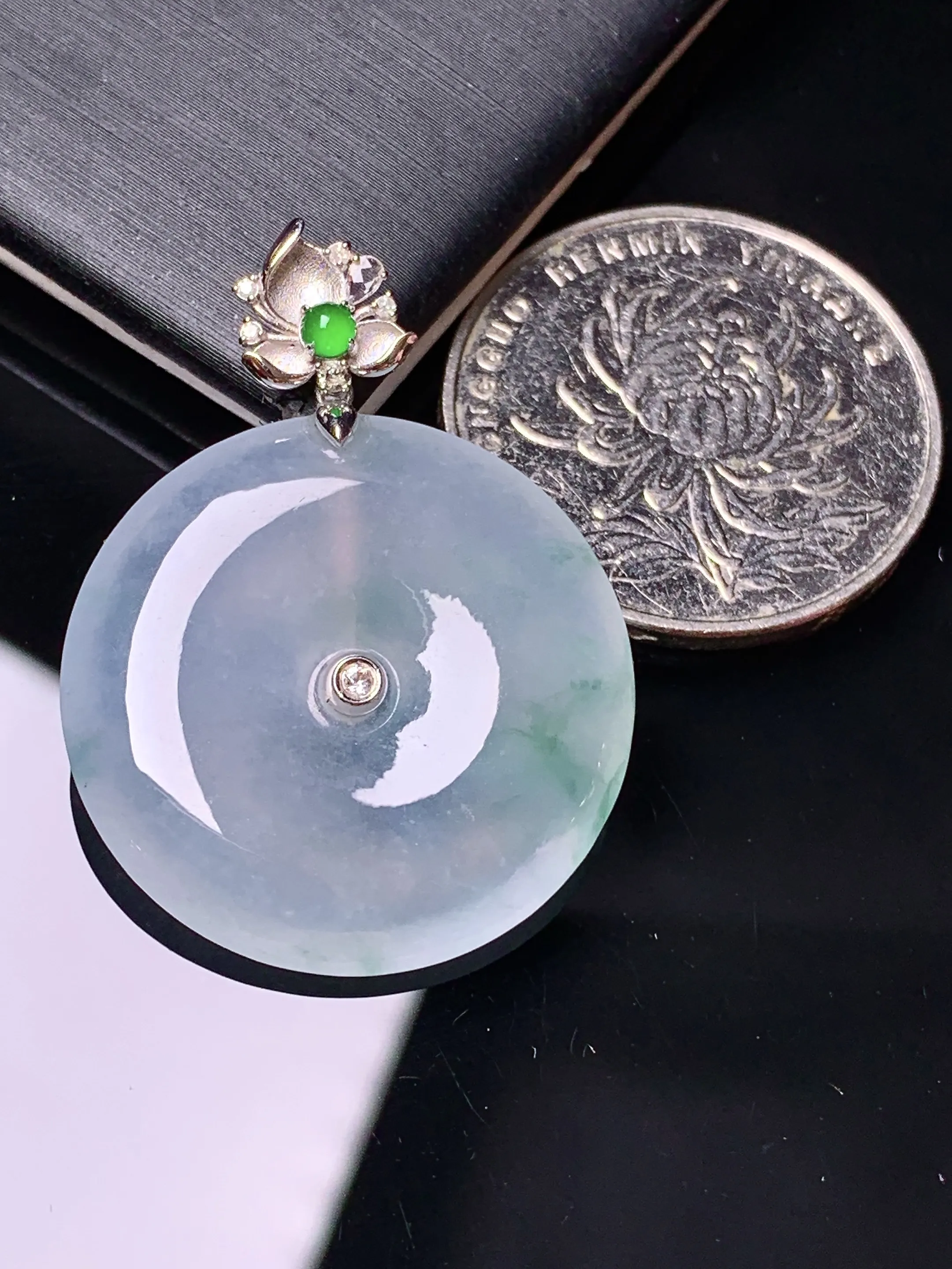 18k金镶嵌冰种平安扣吊坠 玉质细腻 色泽艳丽清新 整体尺寸34.2*25.6*4.5