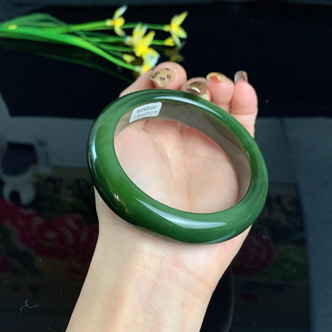 和田玉61圈口菠菜绿猫眼宽条碧玉手镯！玉质细腻油润 底色纯净 无裂无杂 脂粉好，品质高