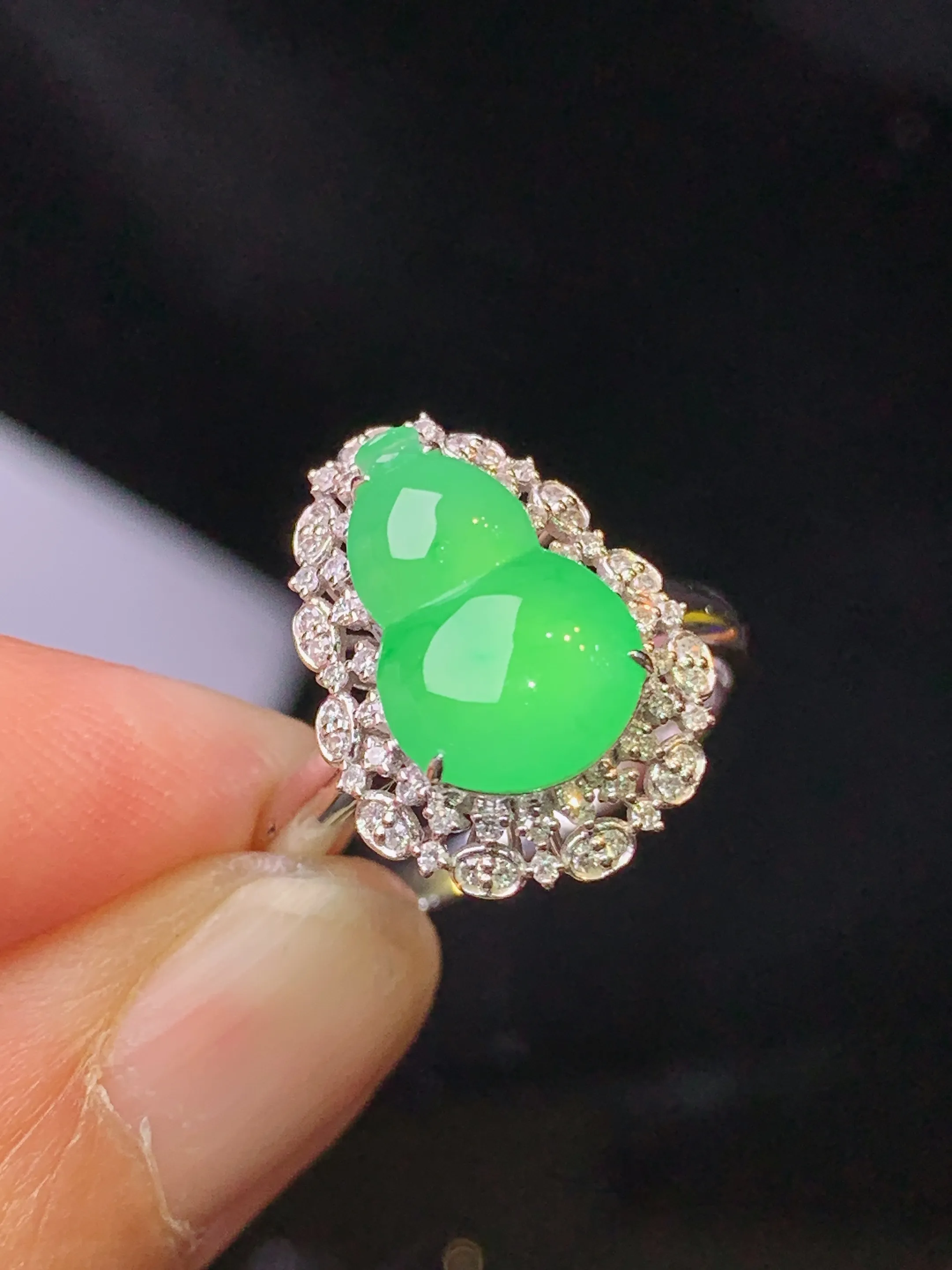 18k金钻镶嵌翠绿葫芦戒指 玉质细腻 色泽艳丽清新 圈口13.5 整体尺寸16.6*12.3*8.8