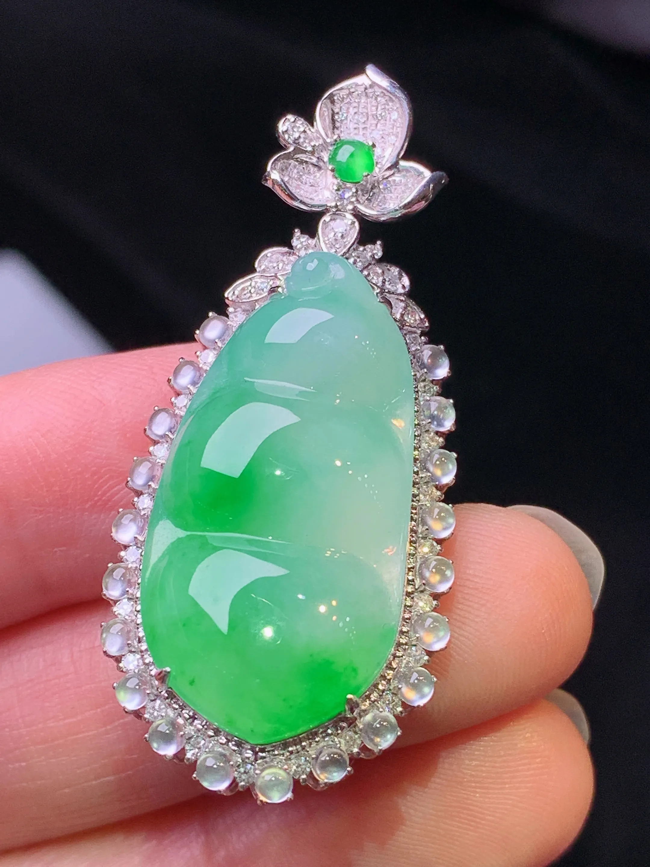 18k金钻镶嵌飘绿四季豆吊坠 玉质细腻 色泽艳丽清新 整体尺寸44.2*19.5*10.3