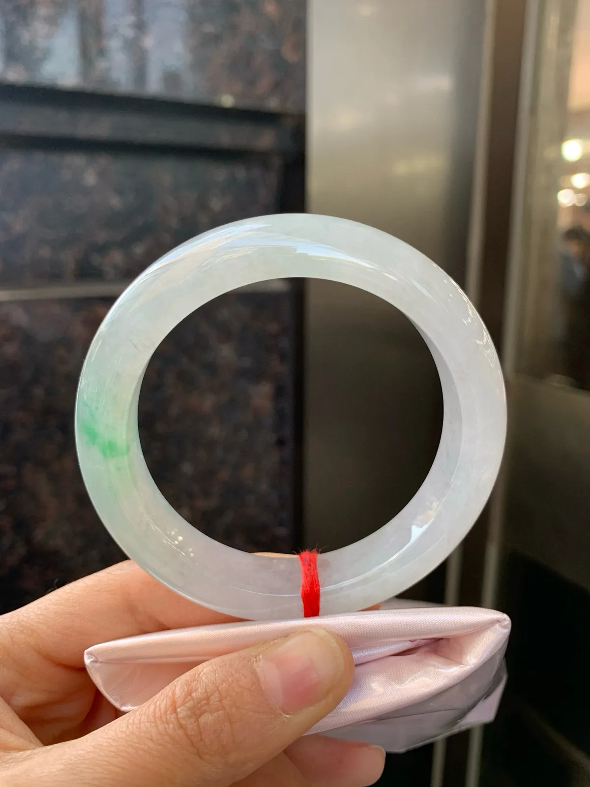 冰飘绿正圈
54.7-12.3-9.2
完美，玉质冰润细腻，清爽的底子飘一朵甜阳绿花，鲜活而灵动，犹如新冒的嫩芽，艳丽惹人