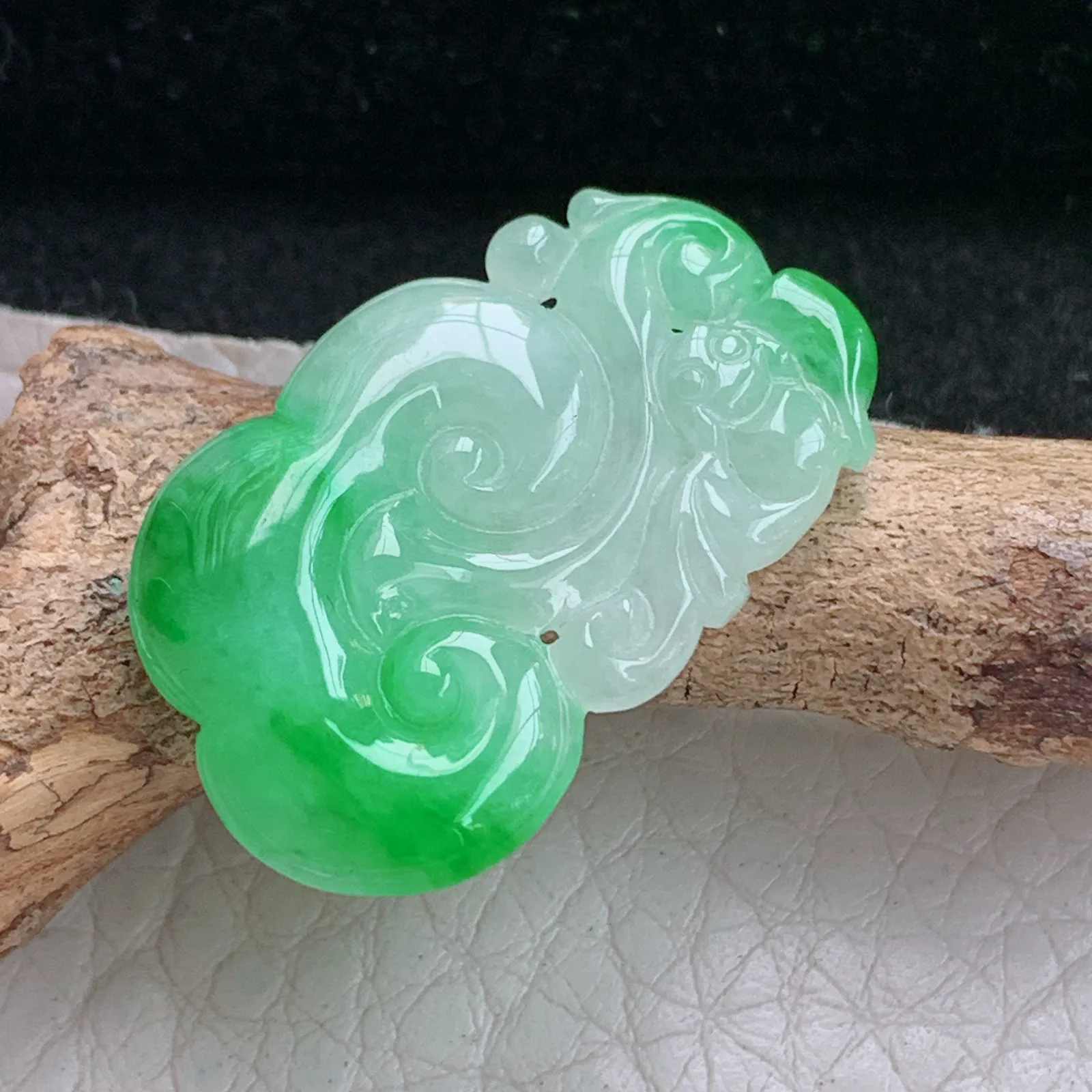 zen实拍28.6*17.8*3.5天然缅甸翡翠白底青瑞云如意玉吊坠 玉挂件