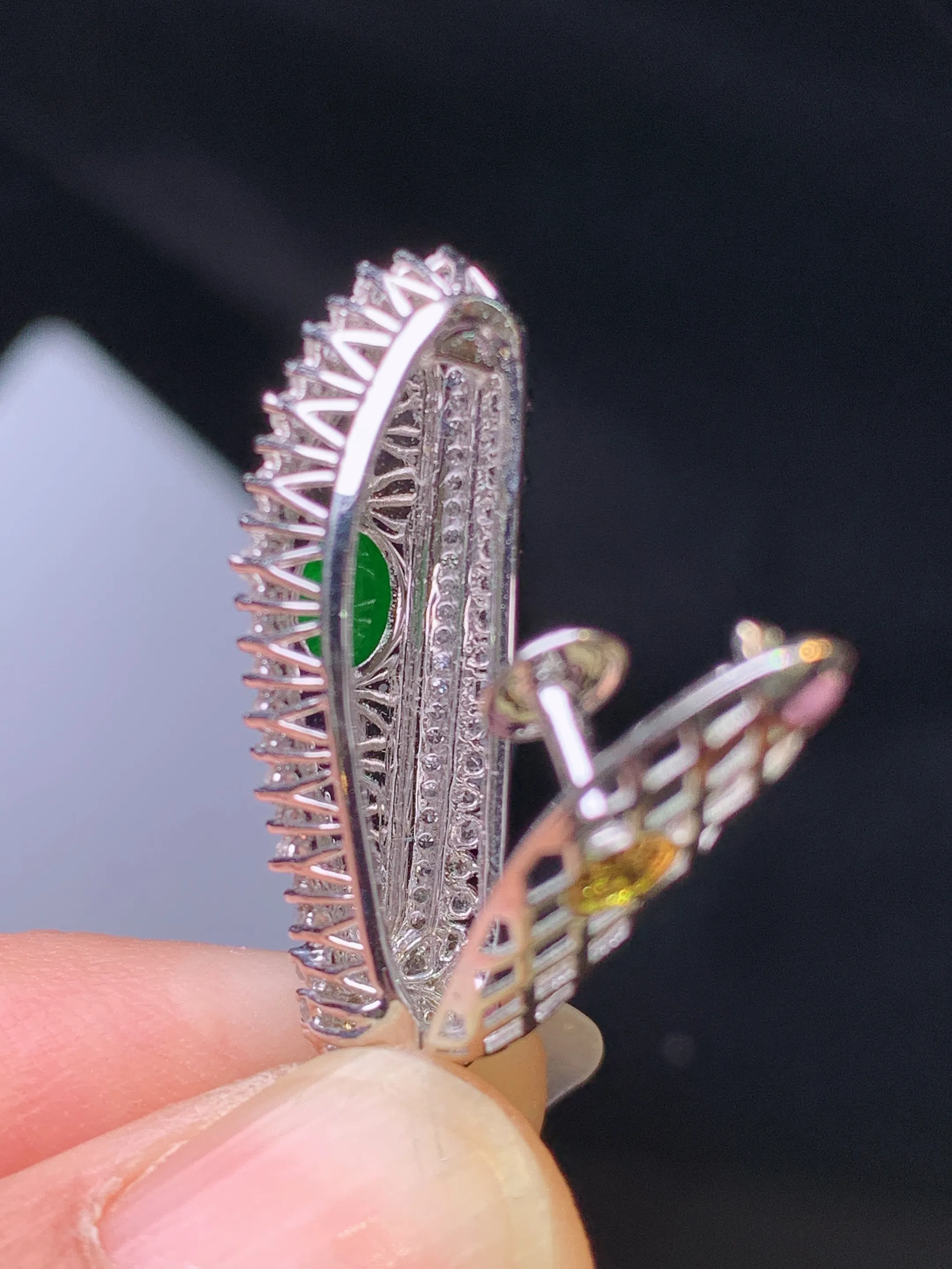 18k金钻镶嵌翠绿福瓜吊坠 玉质细腻 色泽艳丽清新 整体尺寸34.5*10.5*10