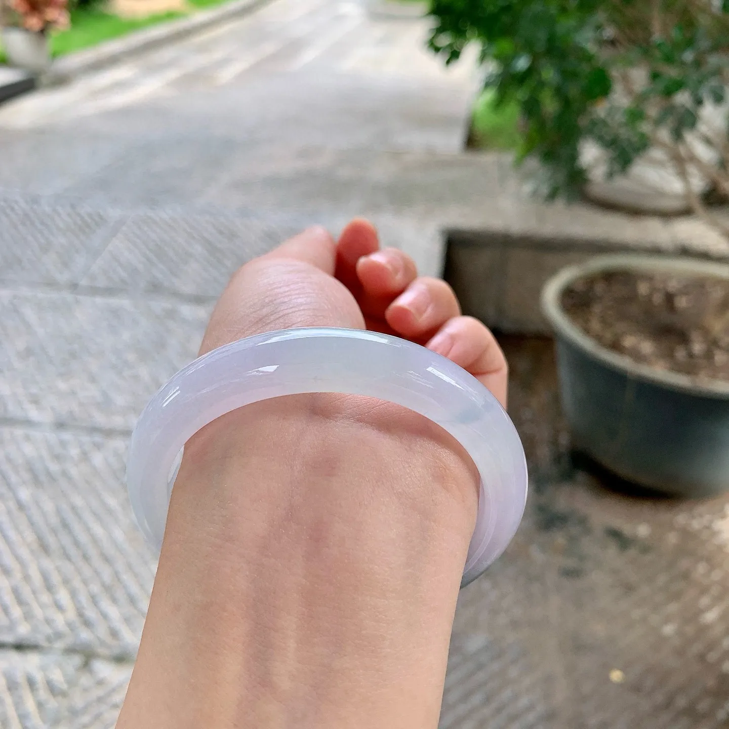 贵妃53 54
【圈口】56.6/49.2/12.5/8.5
【描述】春彩，水润，种老，细腻，无纹裂！