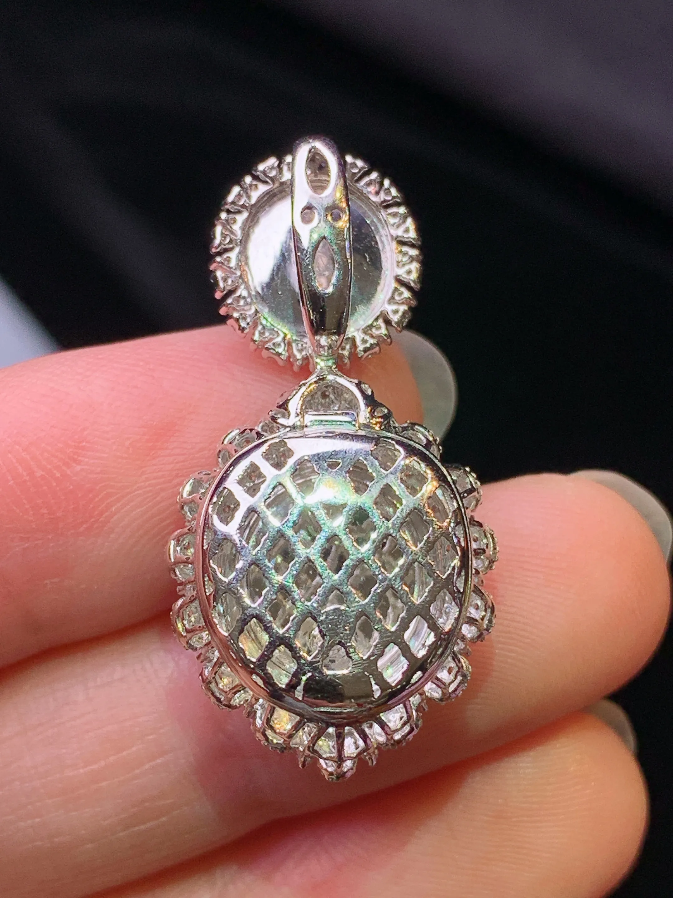 18k金钻镶嵌满绿蛋面吊坠 玉质细腻 色泽艳丽清新 整体尺寸32.2*16.2*11.5